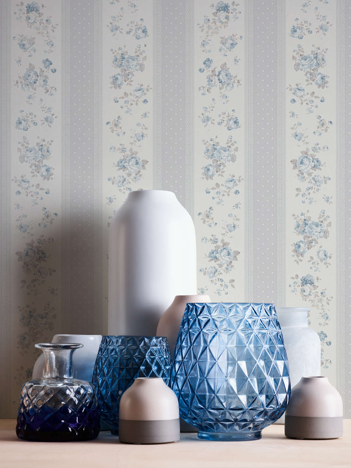 Vliestapete mit gepunkteten und floralen Streifen – Grau, Weiß, Blau