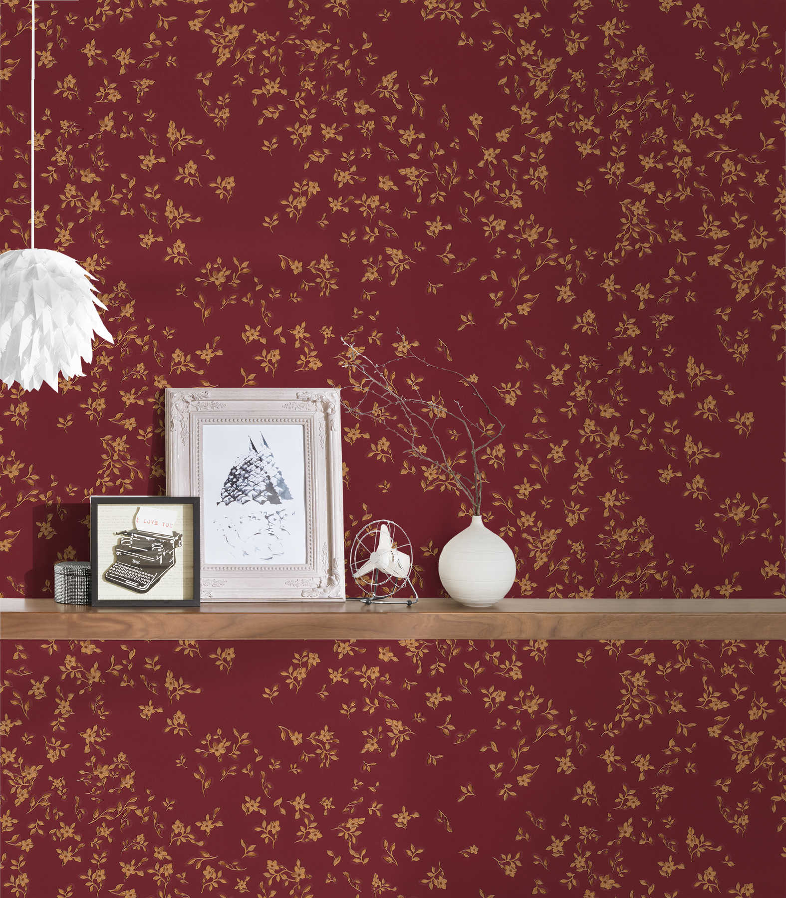             Rote VERSACE Tapete mit Blümchen Muster – Rot, Gold, Braun
        
