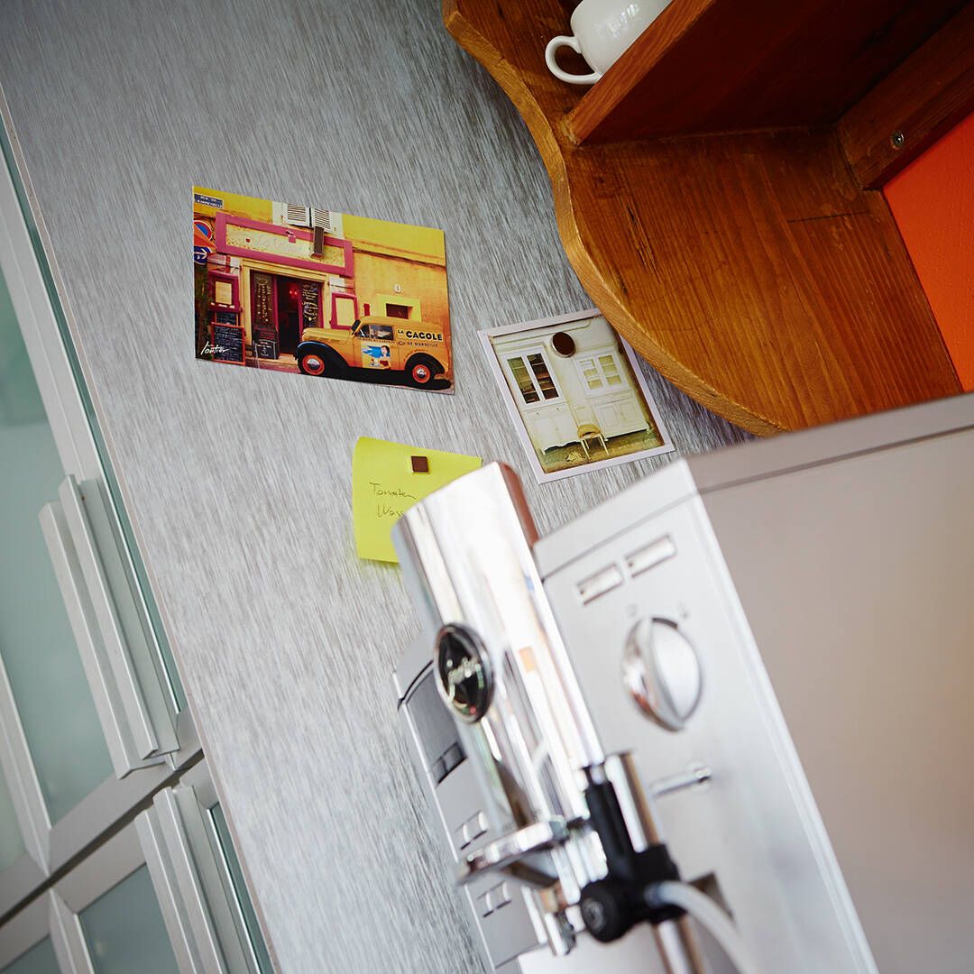 papier peint magnétique sur l'étagère