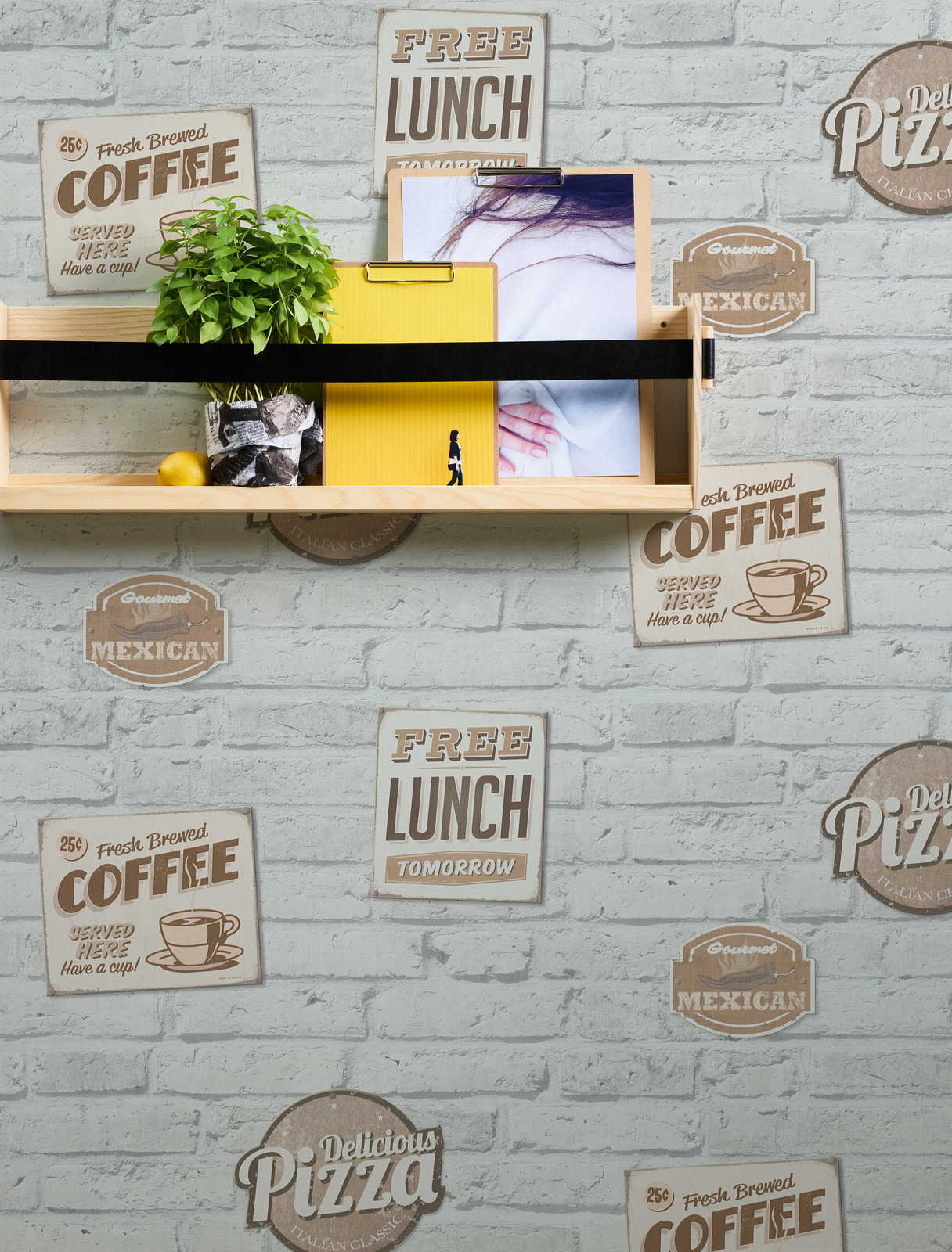             Selbstklebende Tapete | Weiße Ziegelmauer mit Reklameschildern
        