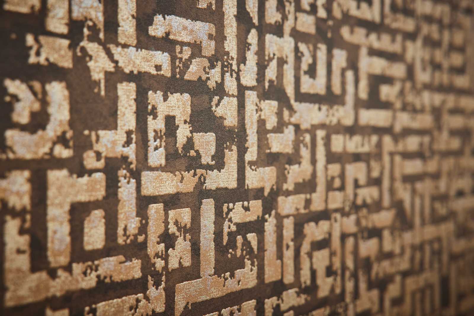             Ethno Mustertapete mit Used Design & Relief-Grafik – Braun, Metallic
        