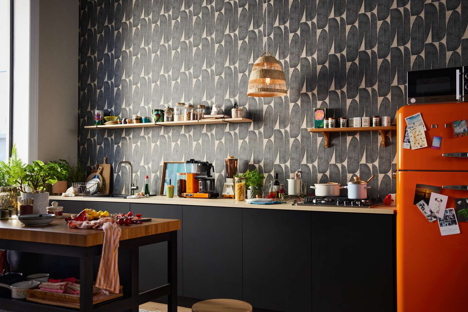             Vliestapete mit geometrischer Bemusterung in Blatt Optik – Beige, Schwarz
        