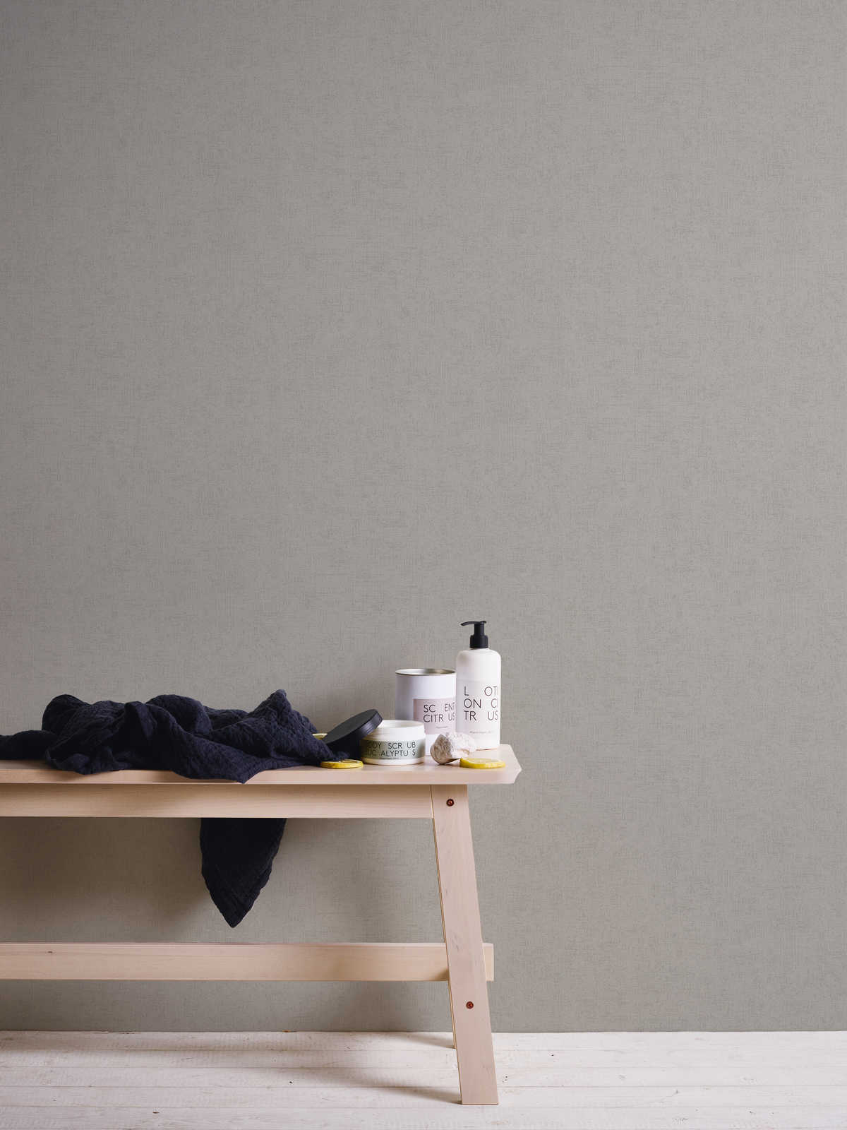             Glänzende Vliestapeten Greige mit Strukturdesign – Grau, Metallic
        