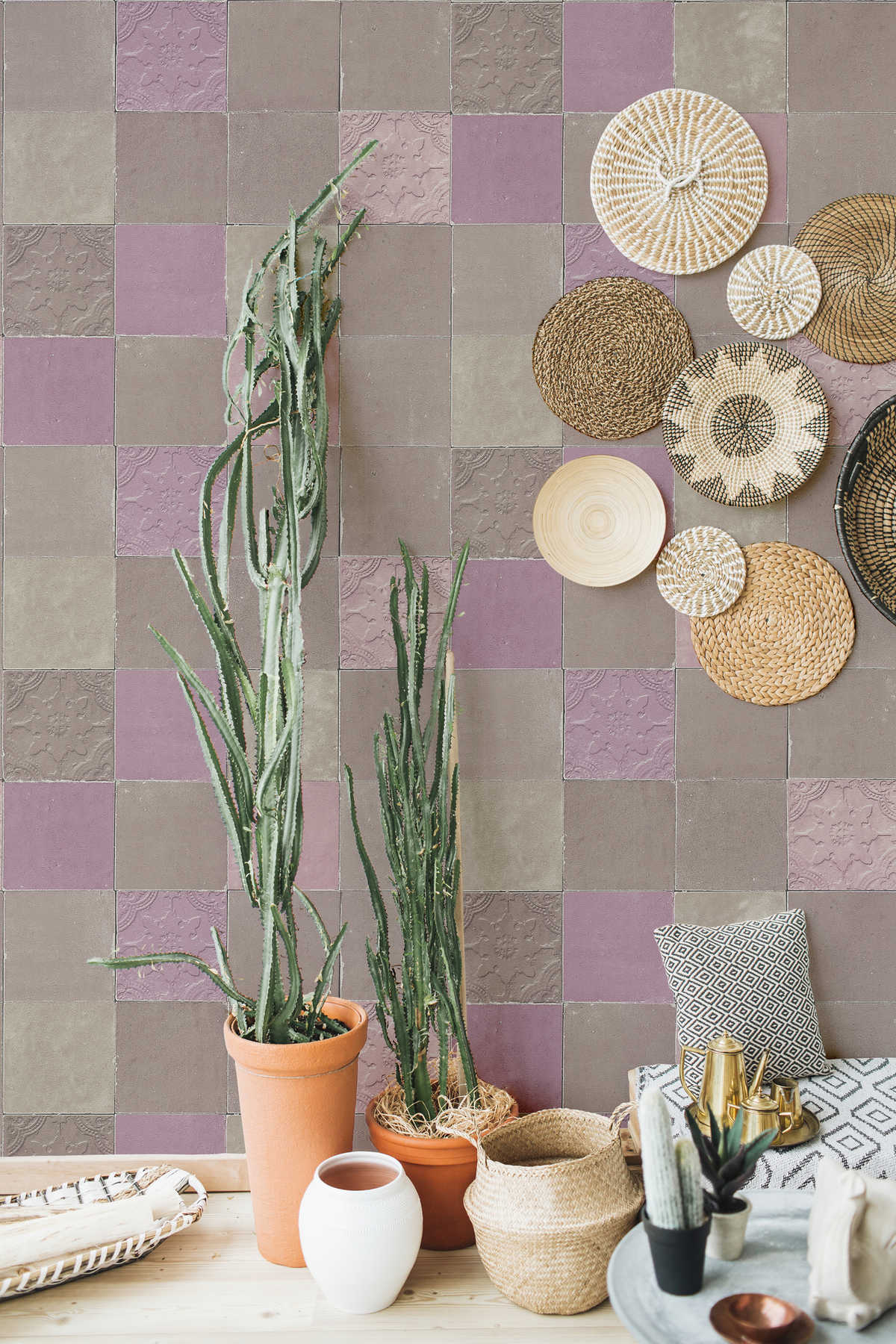             Orientalische Fliesentapete – Grau, Violett, Beige
        