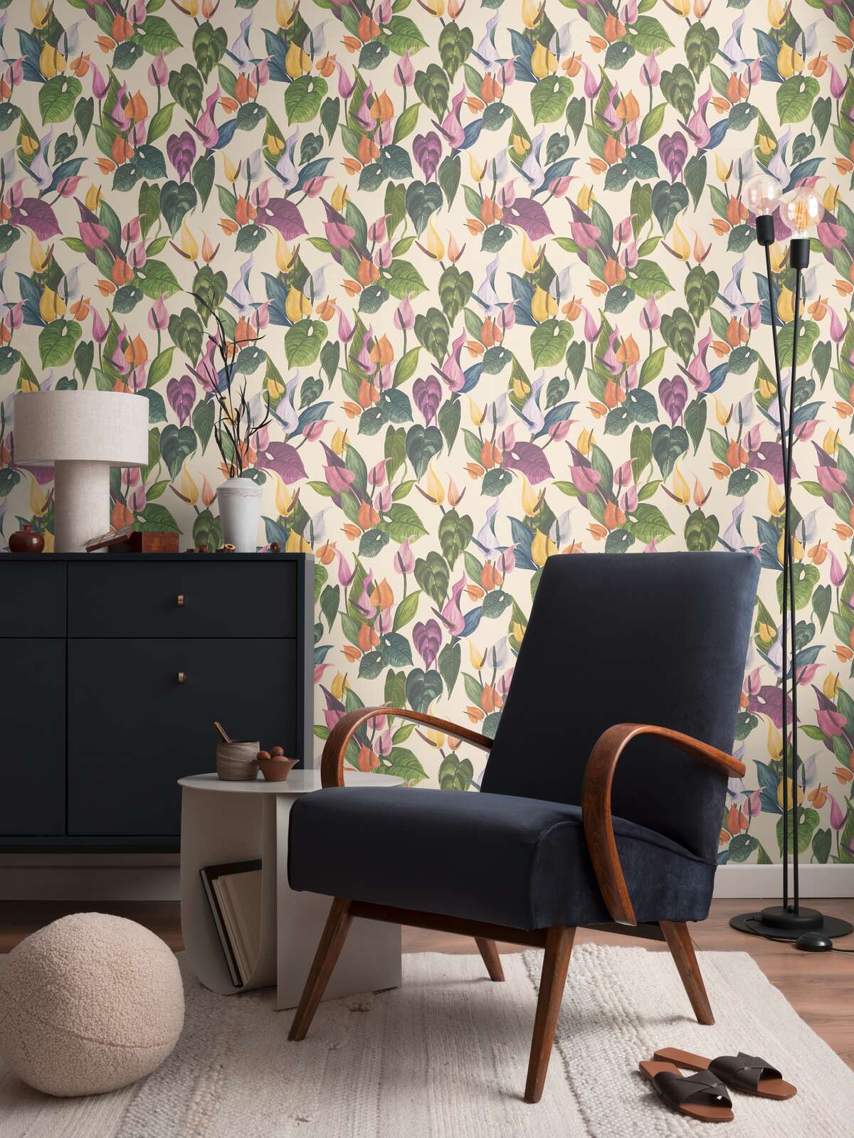             Verspielte, florale Vliestapete mit lebendigem Blumenmotiv und feiner Oberflächenstruktur – Beige, Bunt
        