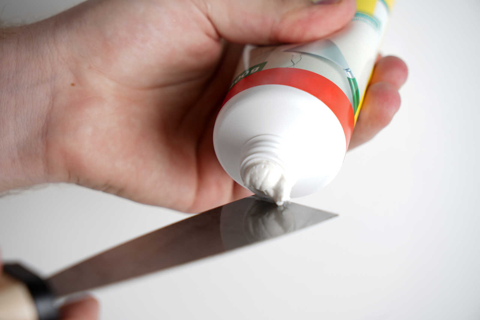             Painter spatula 40mm with flexible steel blade & wooden handle
        