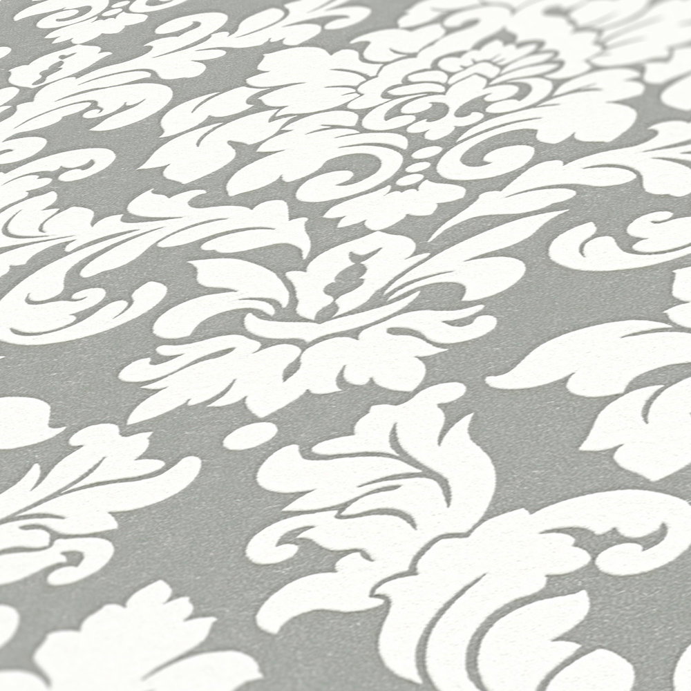             Silberne Tapete mit weißem Ornament Design
        