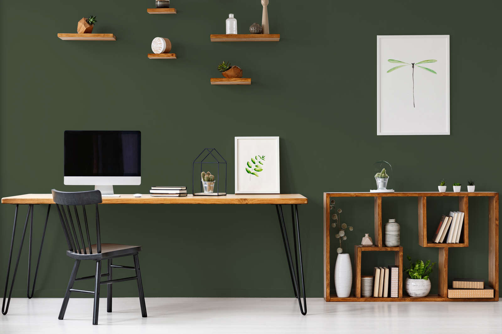 Schreibtisch, Arbeitsbereich, Homeoffice, Computer, grüne Wand