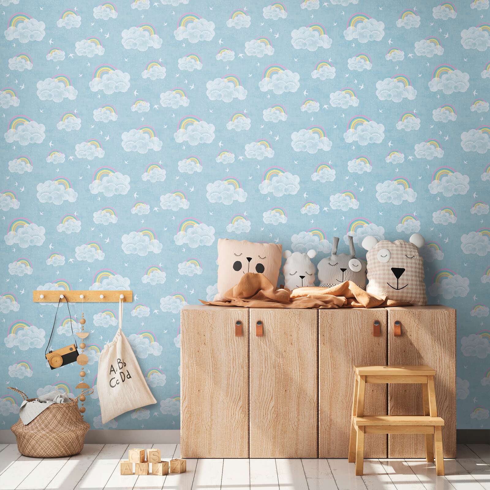            Kinderzimmer Vliestapete mit Regenbögen und Wolken – Bunte Himmelswelt für fröhliche Kinderzimmer – Blau, Bunt, Weiß
        