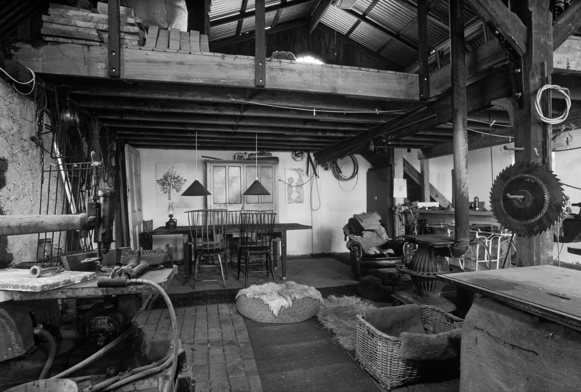             Papier peint panoramique chalet rustique motif photo noir et blanc
        