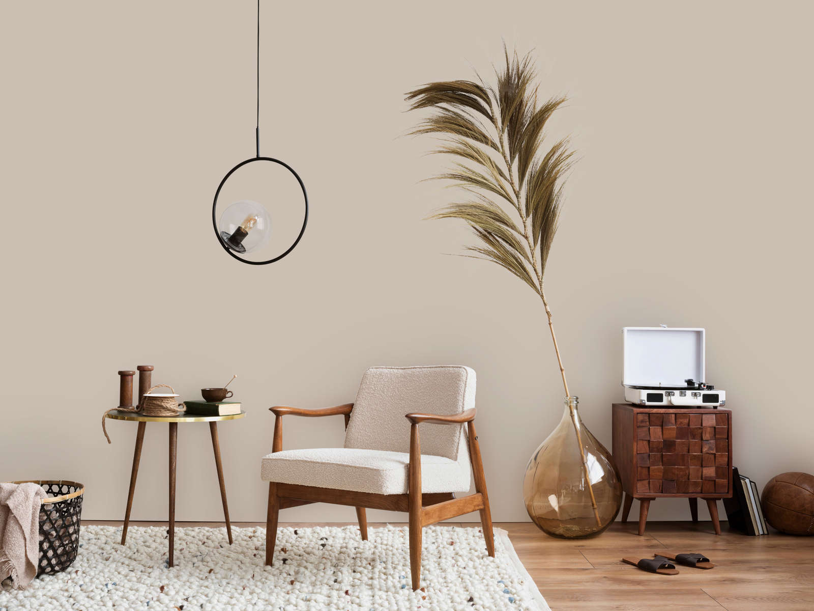 Sofa Stuhl, Mid-Century, Rattan, Beige Wand, Vinyl-Platten-Spieler