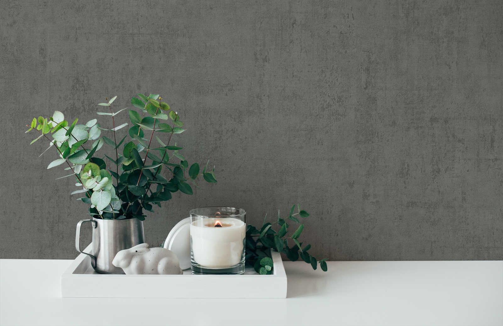             Tapete Dunkelgrau mit Putzoptik & Prägestruktur
        