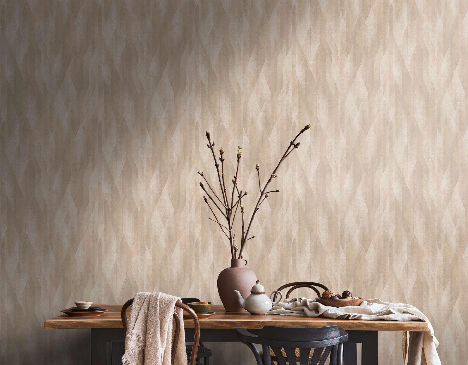 Vliestapete mit grafischen Rautendesign – Beige, Braun
