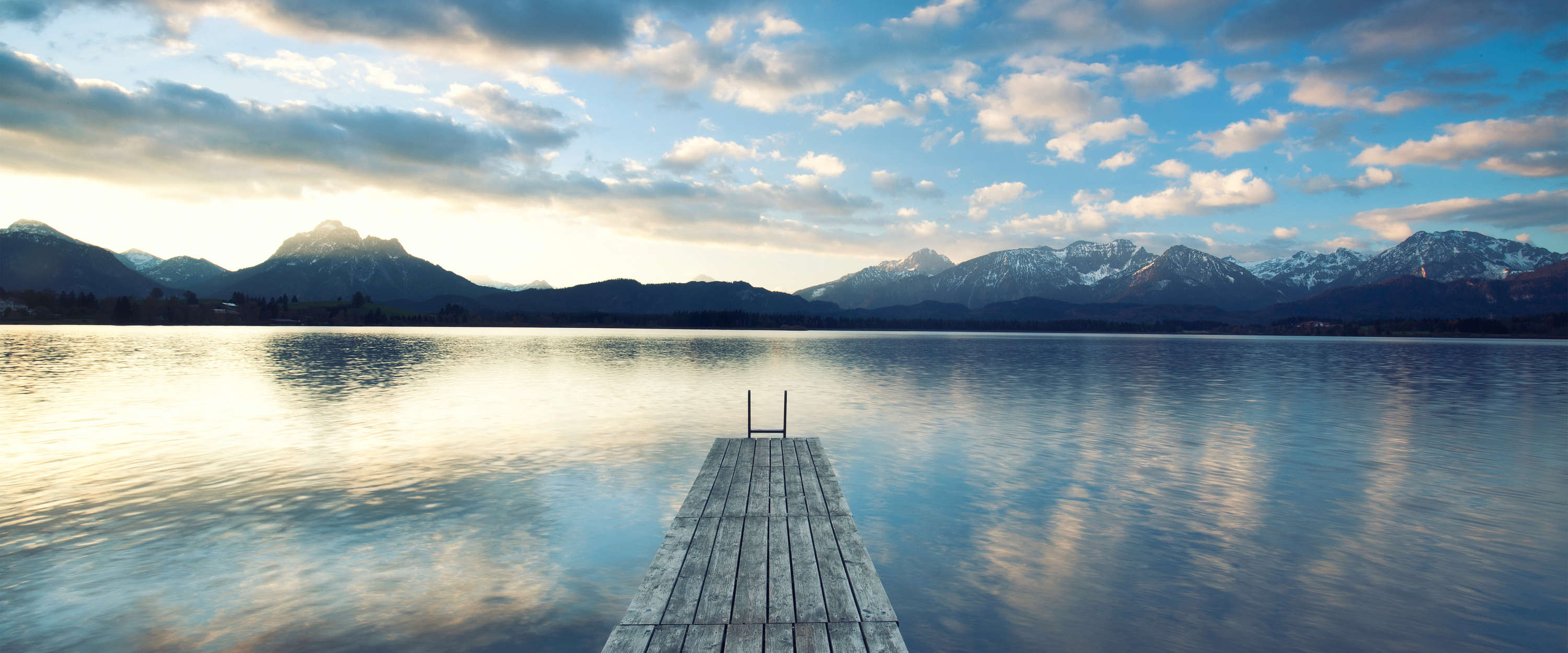             Fototapete Bergsee mit Wassersteg und Sonnenaufgang
        