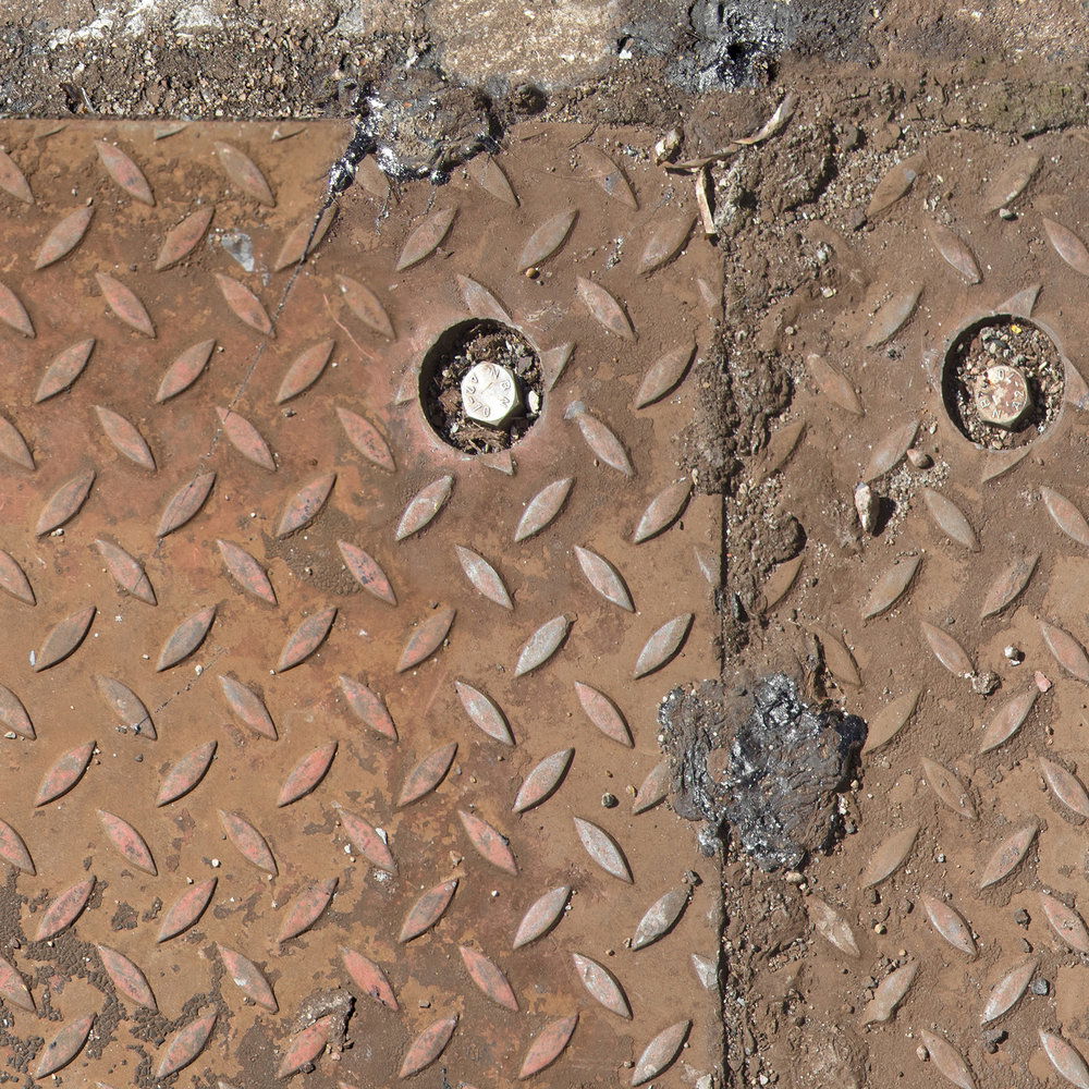             Fabrik Stil Vliestapete in 3D Fotooptik – Verwitterte Metallplatten mit Schraubdetails – Braun, Grau
        