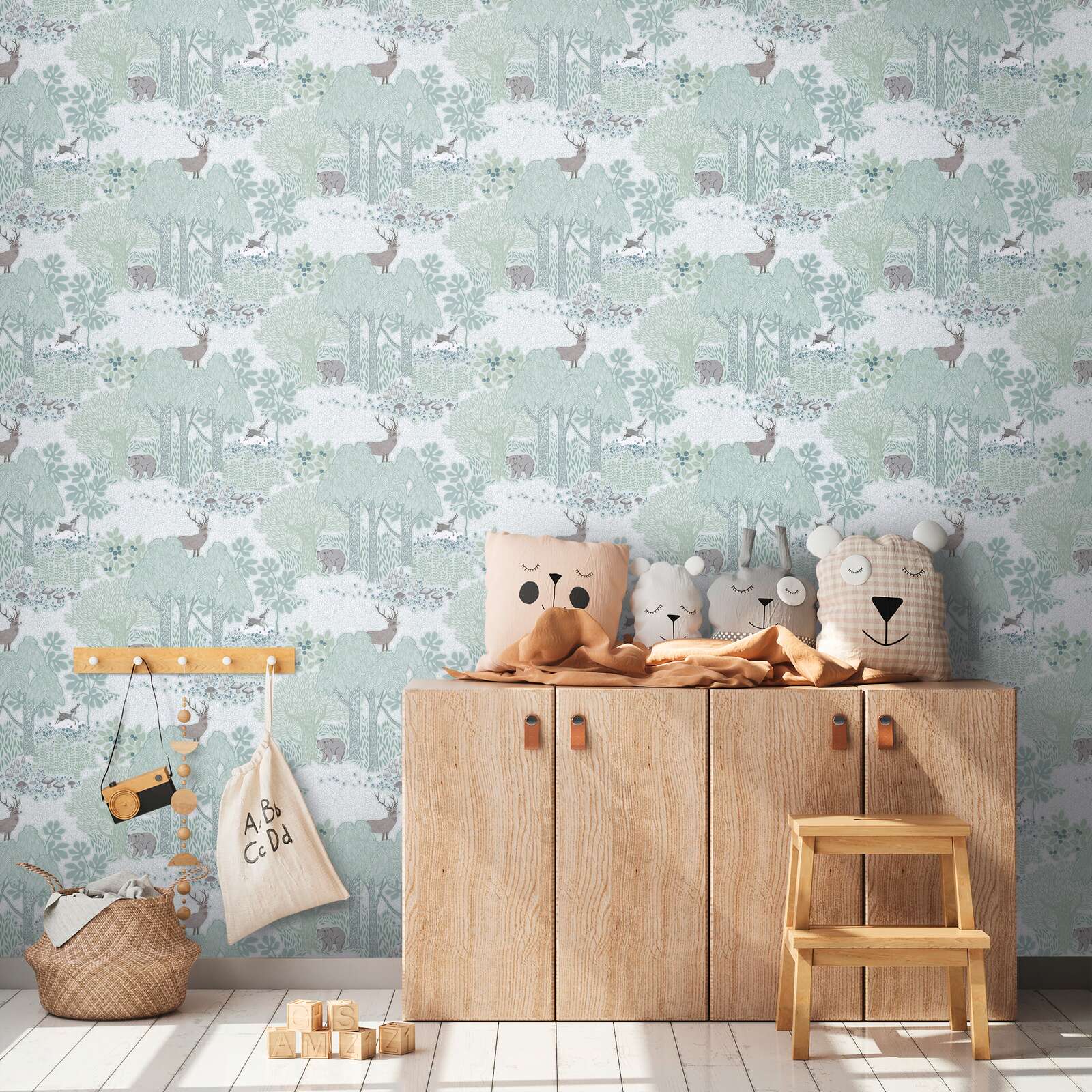             Zauberhafte Wald Kinderzimmer Vliestapete mit Waldtieren für kleine Naturfreunde – Braun, Grün, Weiß
        