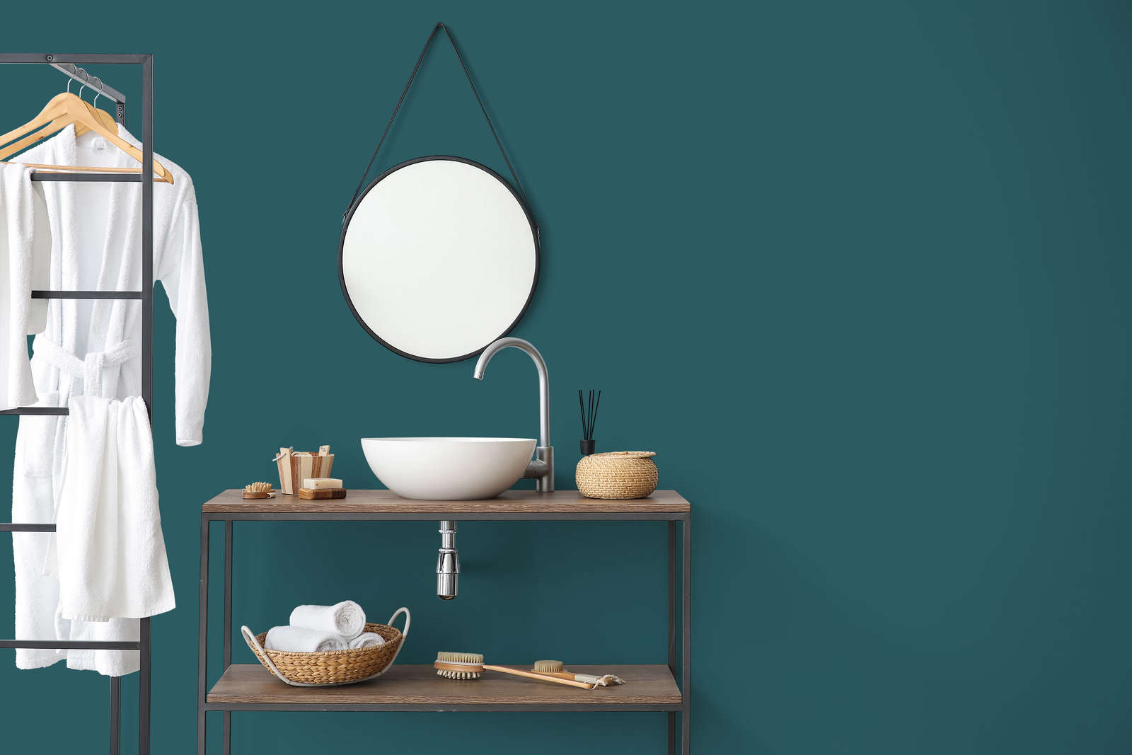 Badezimmer, Waschbecken, Waschtisch, runder Spiegel, Handtuchhalter