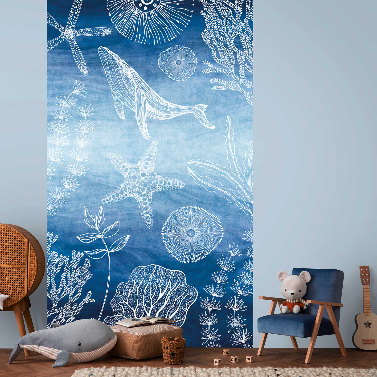         Meeresabenteuer Vliestapete Panel 159cm Breite x 280cm Höhe – Unterwasserwelt mit Farbverlauf, glatte Oberfläche – Blau, Weiß
    