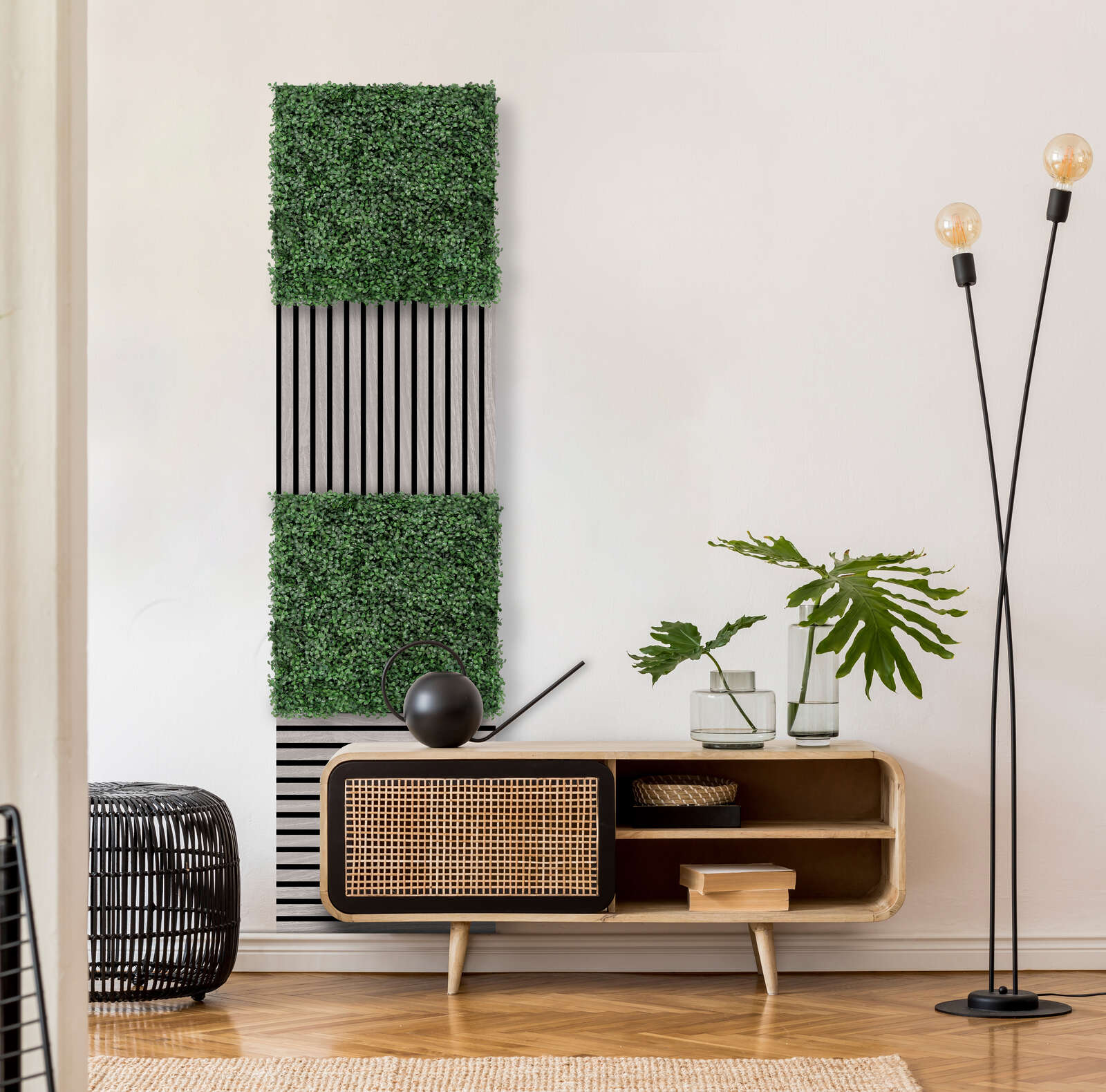 Stehzimmer Deko, Mooswand, Massivholzsideboard, Raumlampe, Pflanzenständer