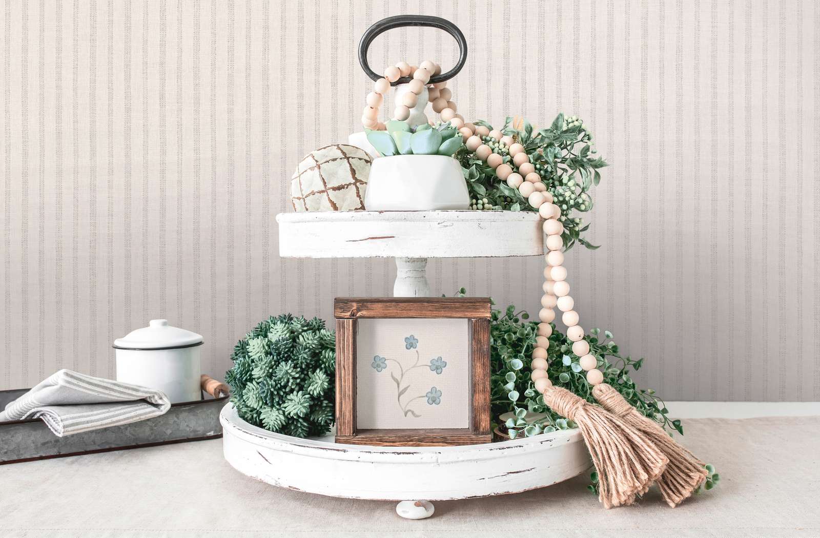             Vliestapete mit dezenten Streifen im Landhausstil – Weiß, Grau
        