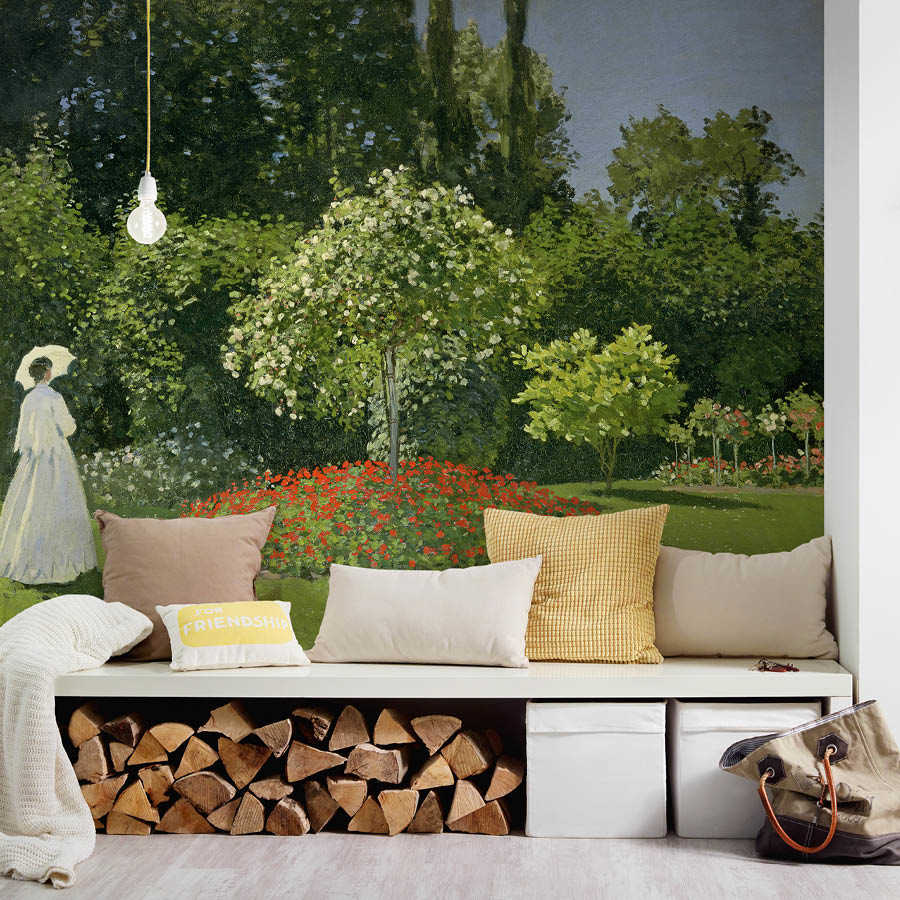 Gartenbild, Sofa, Kissen, Holzscheite, Gras- und Blumenlandschaft