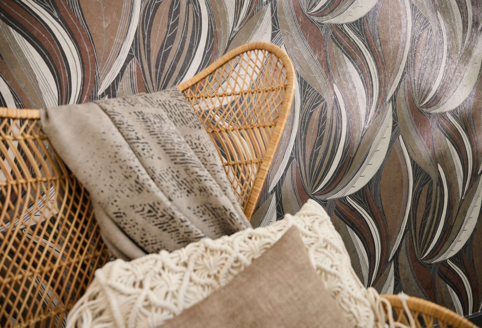             Extravagante und fein strukturierte Vliestapete mit geschwungenem, dynamischem Blätter-Design – Braun, Schwarz, Grau
        