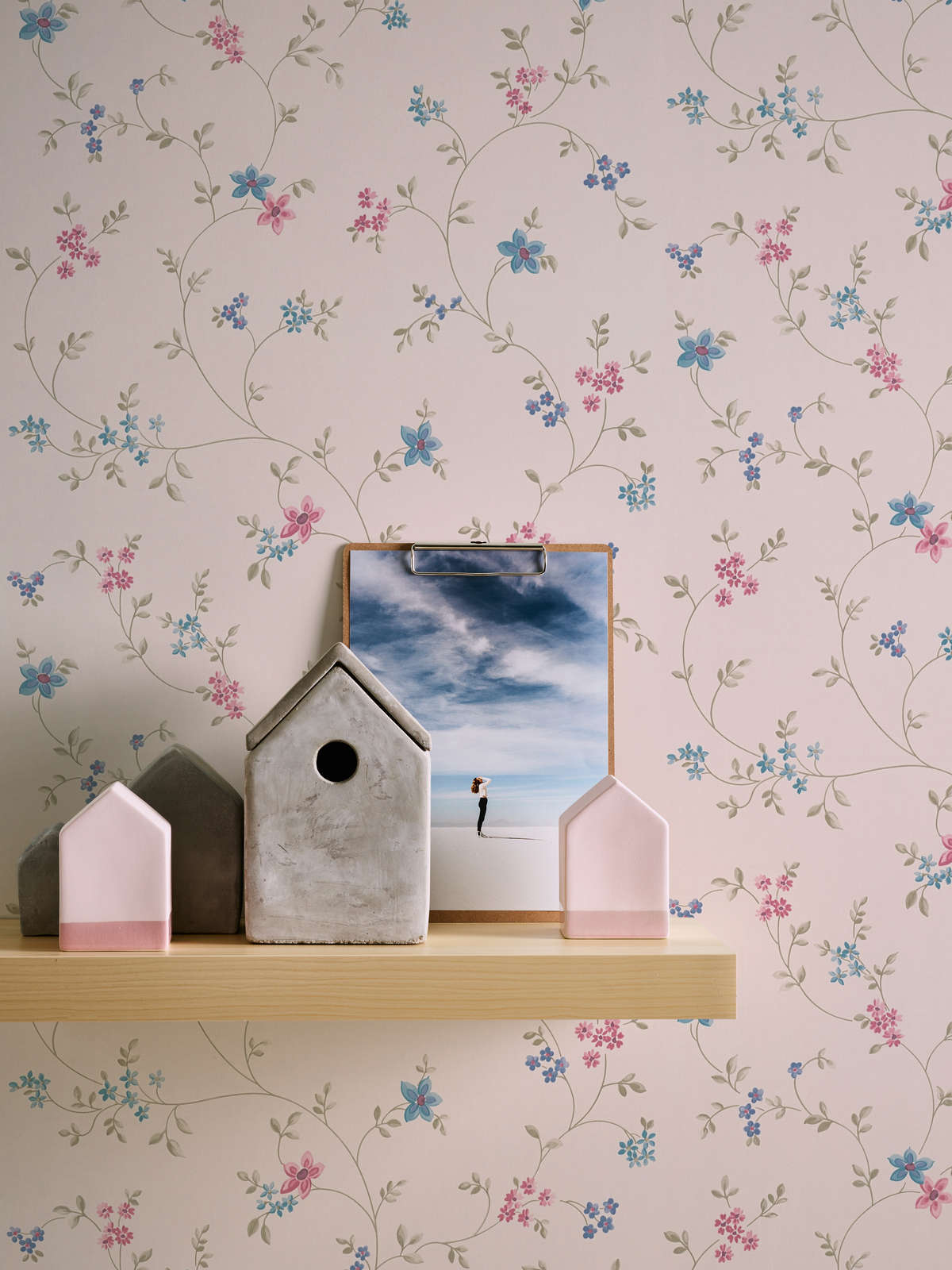             Vliestapete mit floralen Blumenranken – Creme, Grün, Rosa
        