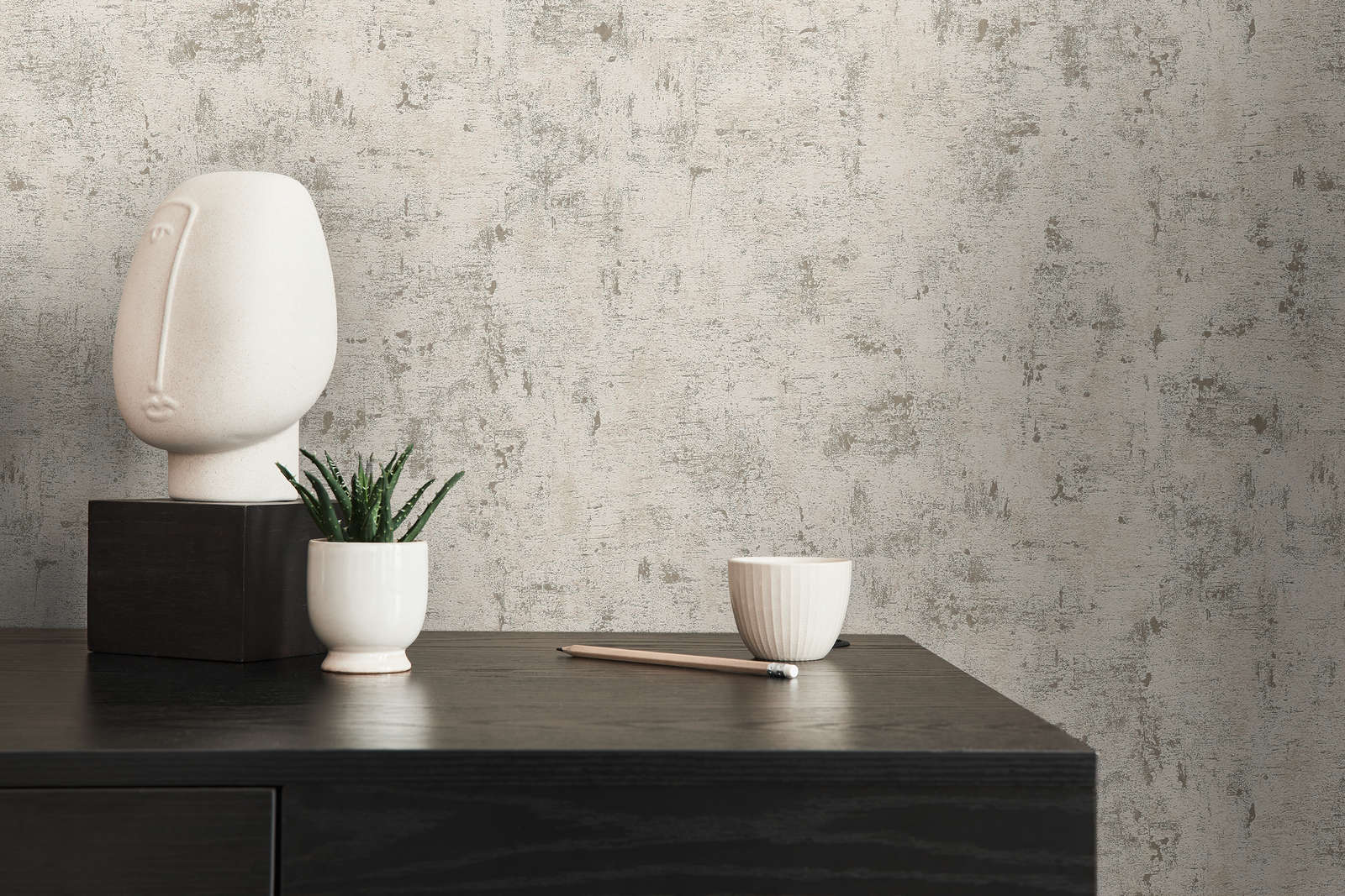             Abstrakte Bastmustertapete mit metallischen Effekten– Weiß, Gold, Beige
        