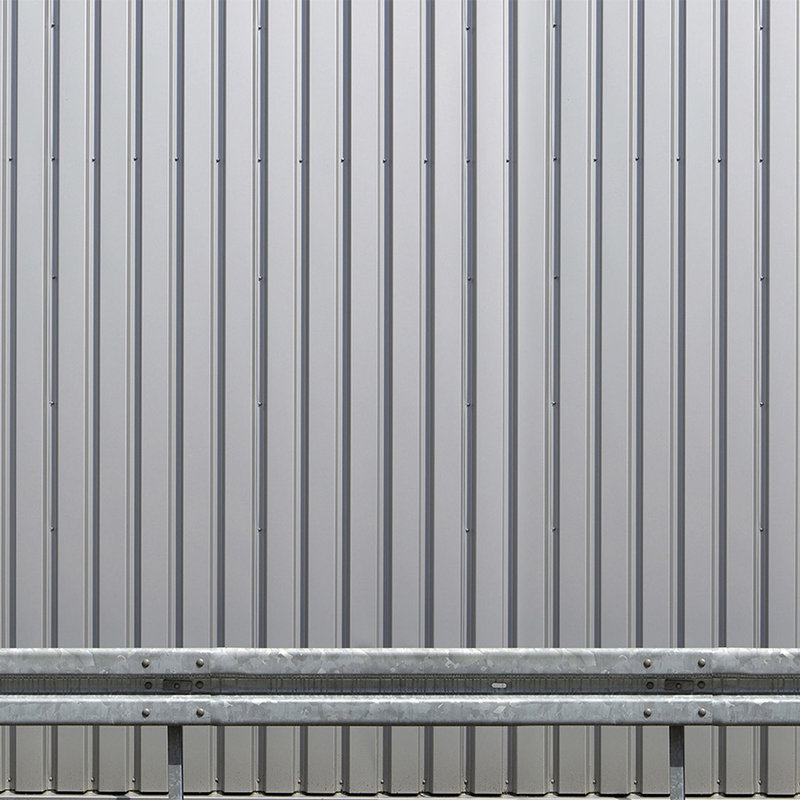 Metalverkleidung, Wellblechplatten, Wandverkleidung, Schienenstange, Industriell grau