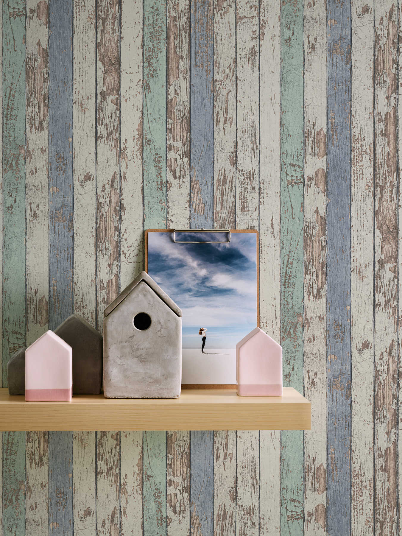             Holztapete mit buntem Brettermotiv im Shabby Chic Stil – Weiß, Braun, Blau
        