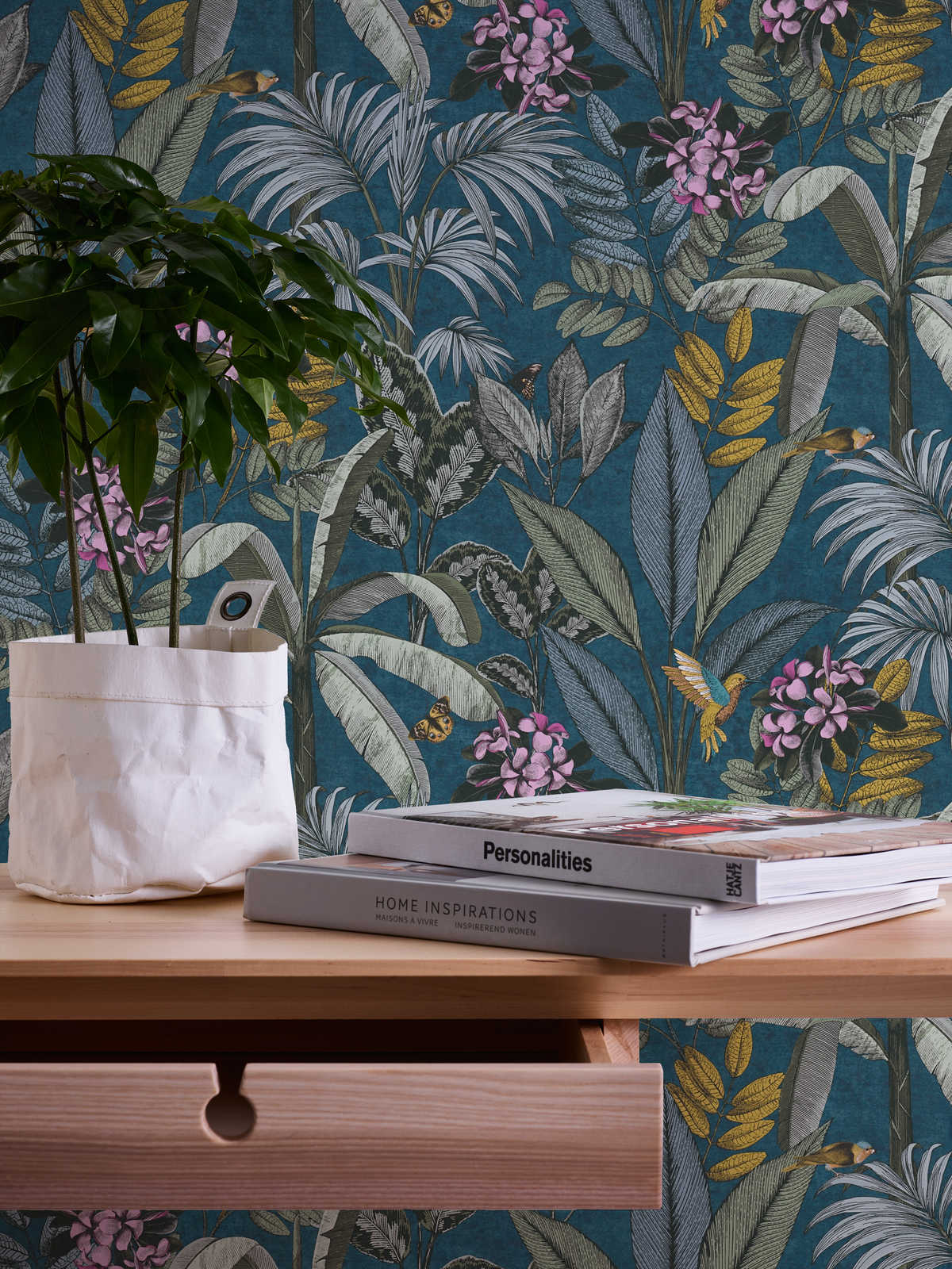             Blaue Tapete mit Dschungelmuster im Zeichenstil
        