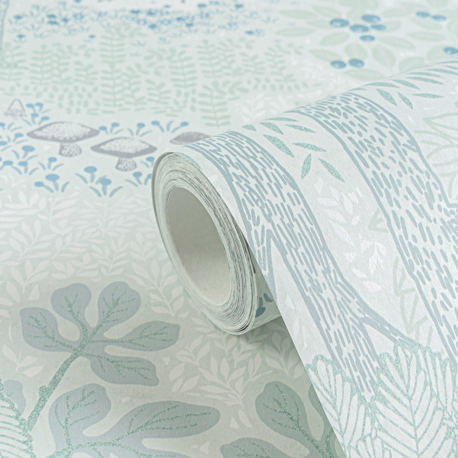             Zauberhafte Wald Kinderzimmer Vliestapete mit Waldtieren für kleine Naturfreunde – Braun, Grün, Weiß
        