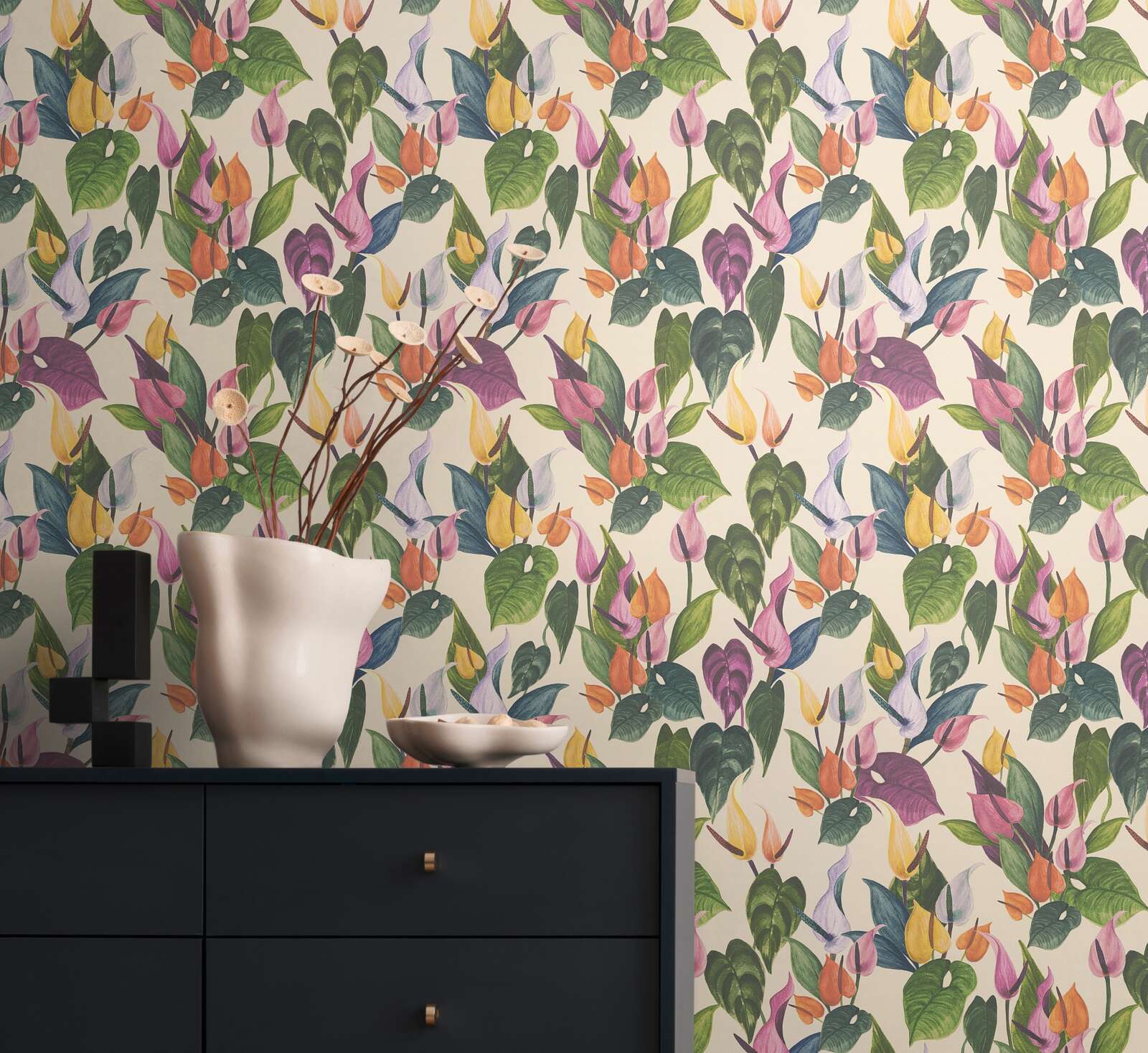            Verspielte, florale Vliestapete mit lebendigem Blumenmotiv und feiner Oberflächenstruktur – Beige, Bunt
        