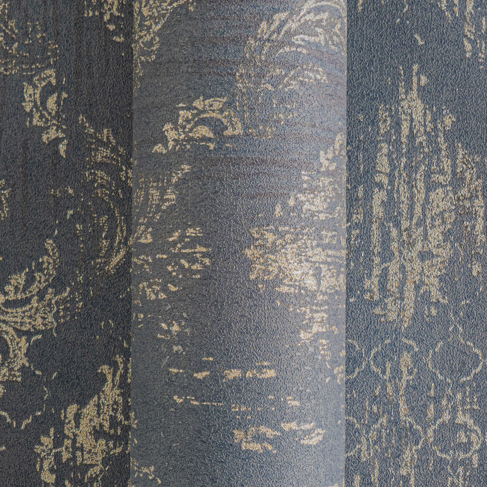 Detailreiche Vliestapete mit schimmernden Ornamenten und feiner Struktur – Blau, Silber, Metallic