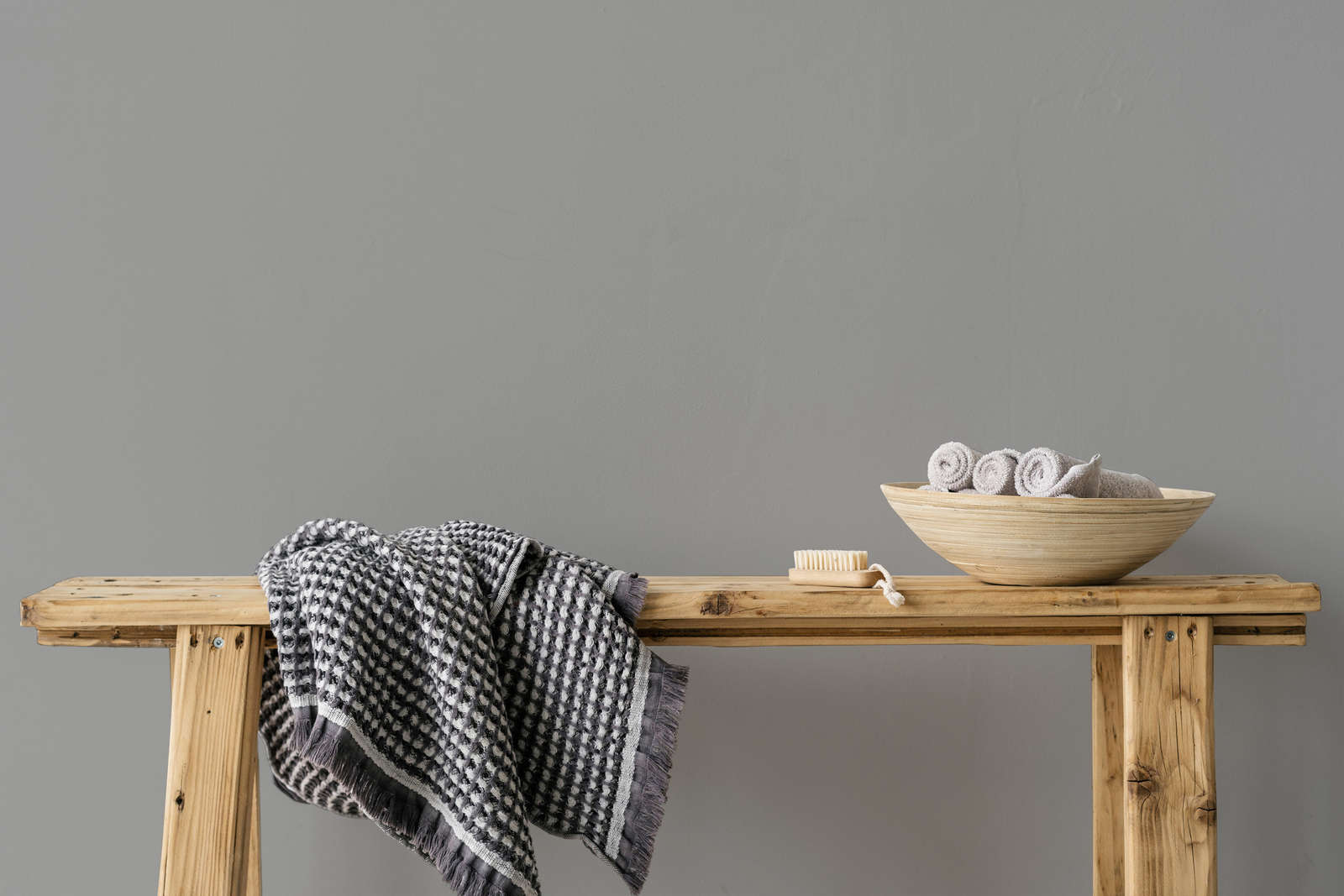 Badezimmer, Handtücher, Holzbänke, Grau, Textilien