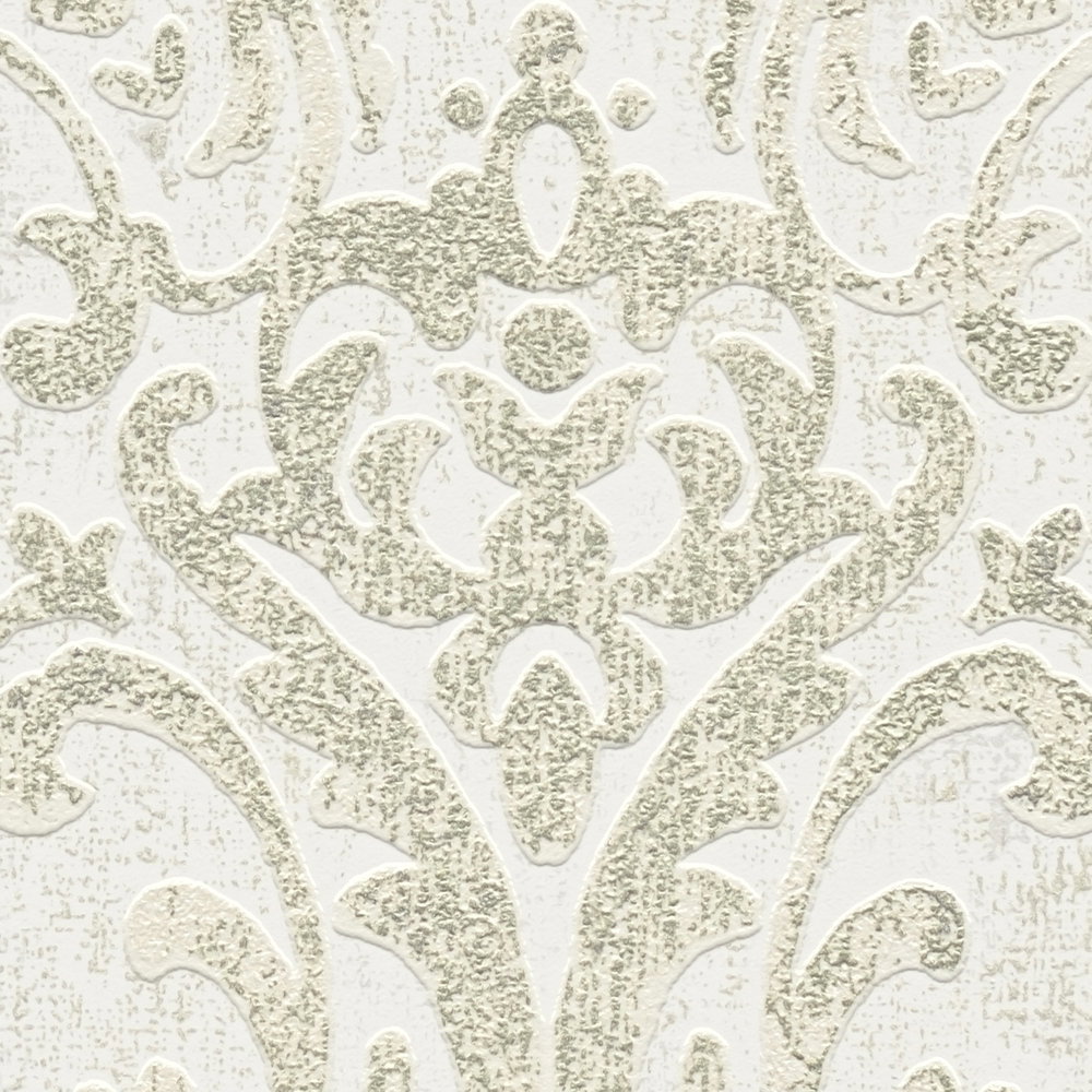             Barocktapete mit Ornament & Metallic-Look – Weiß, Silber, Gold
        