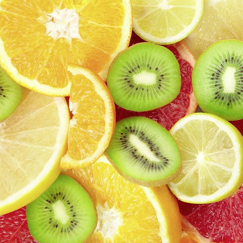         Fototapete Obstsalat mit Orangen & Kiwis – Premium Glattvlies
    