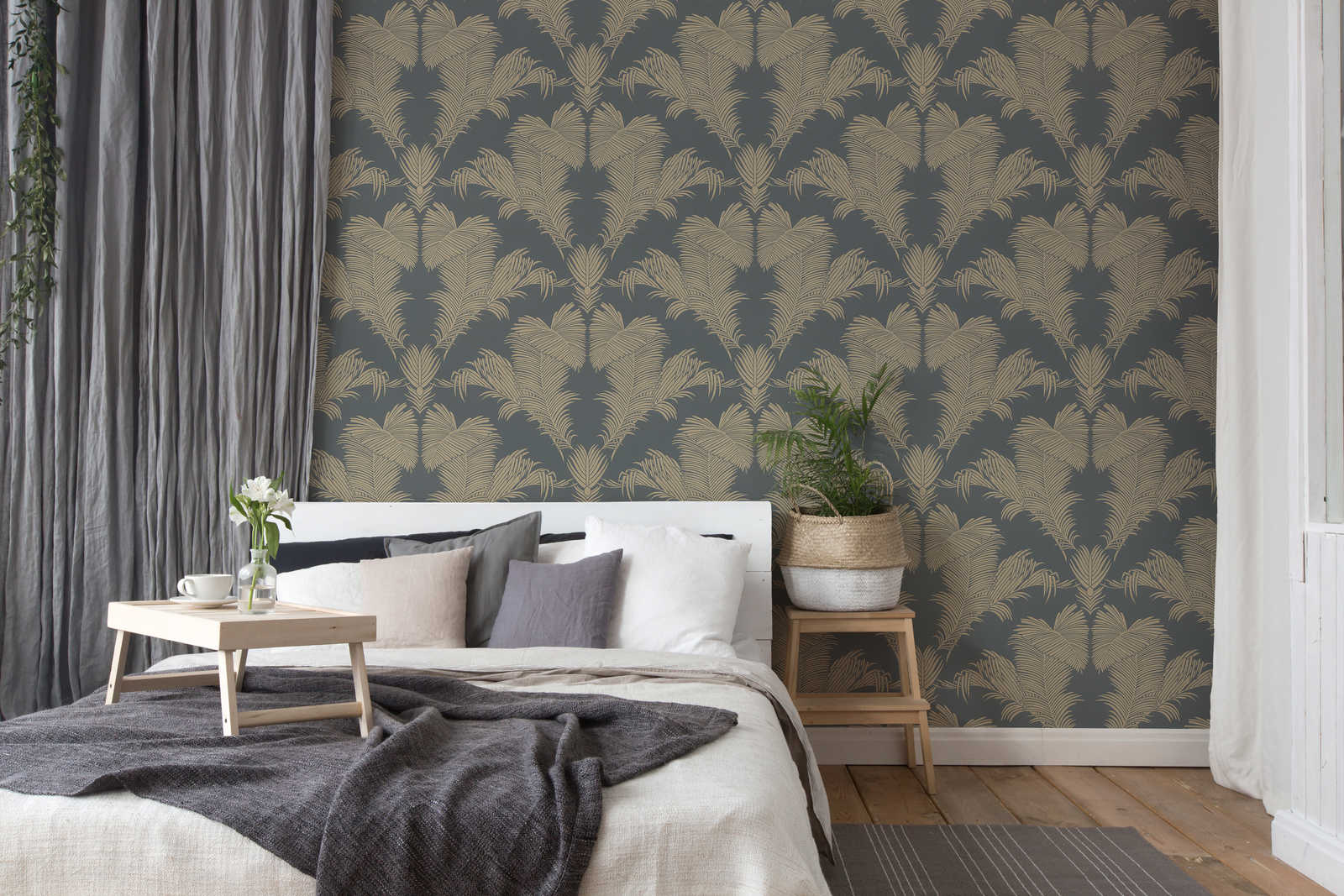             Palmenblätter Tapete Grau & Gold mit Struktur & Metallic Effekt
        
