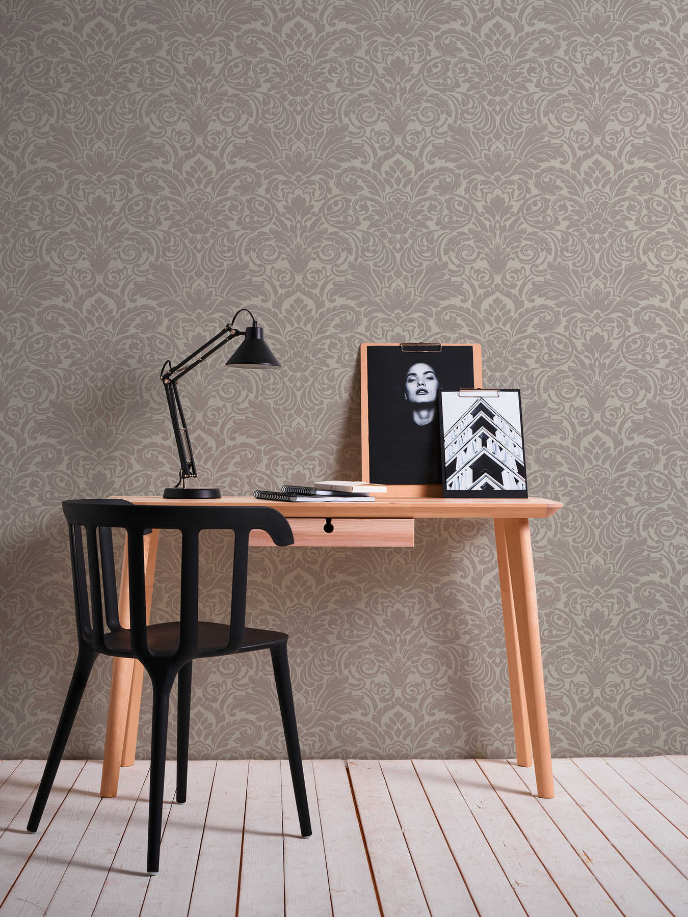             Detailreiche Ornament-Tapete mit faszinierendem Lichtspiel durch Glasperlen – Creme, Rosa
        