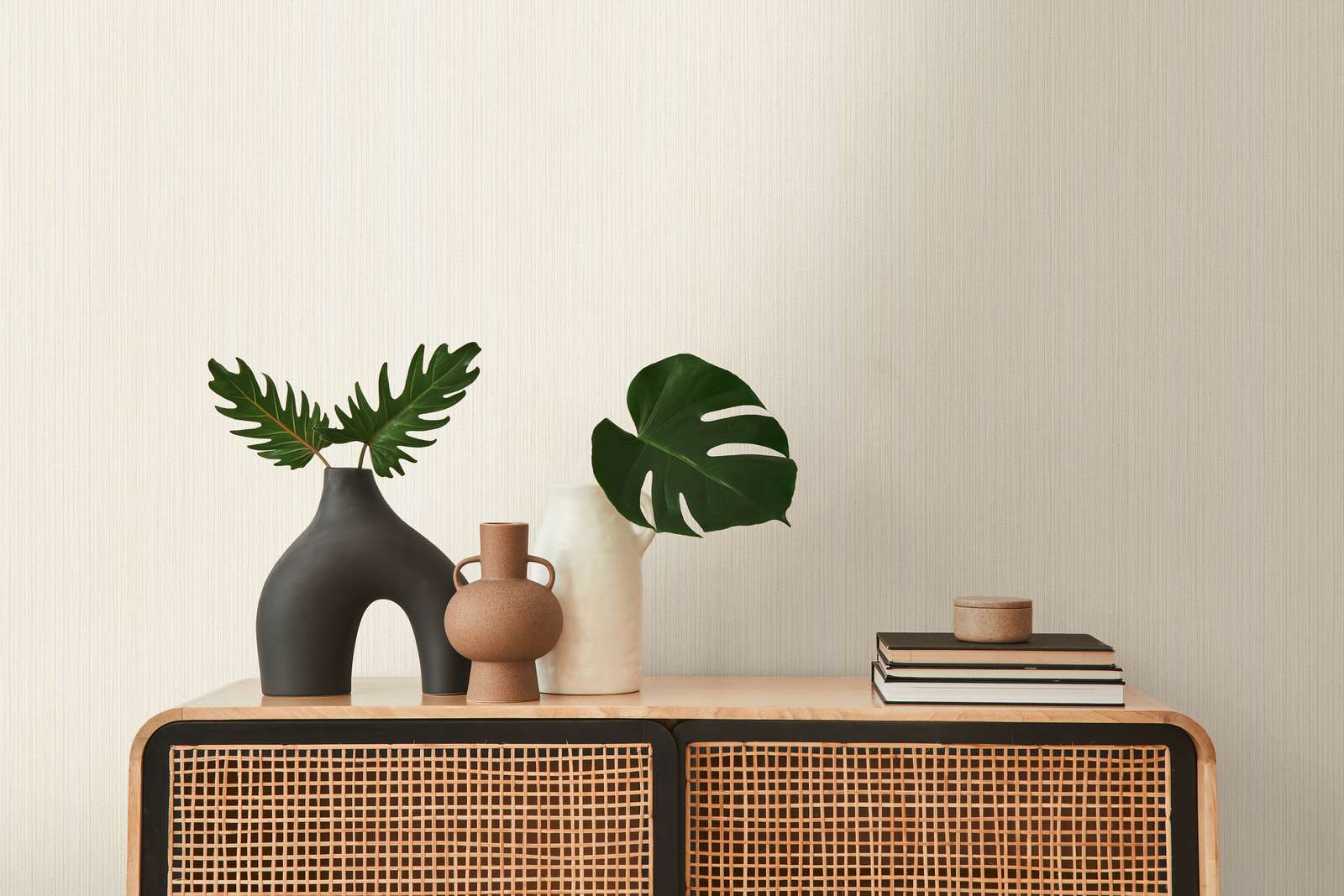             Unifarbene Tapete Elfenbein mit Linienstruktur – Creme
        