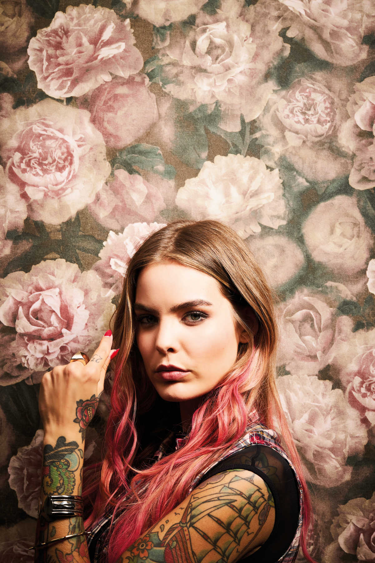             Vintage look floral wallpaper roses - pink, red, black
        