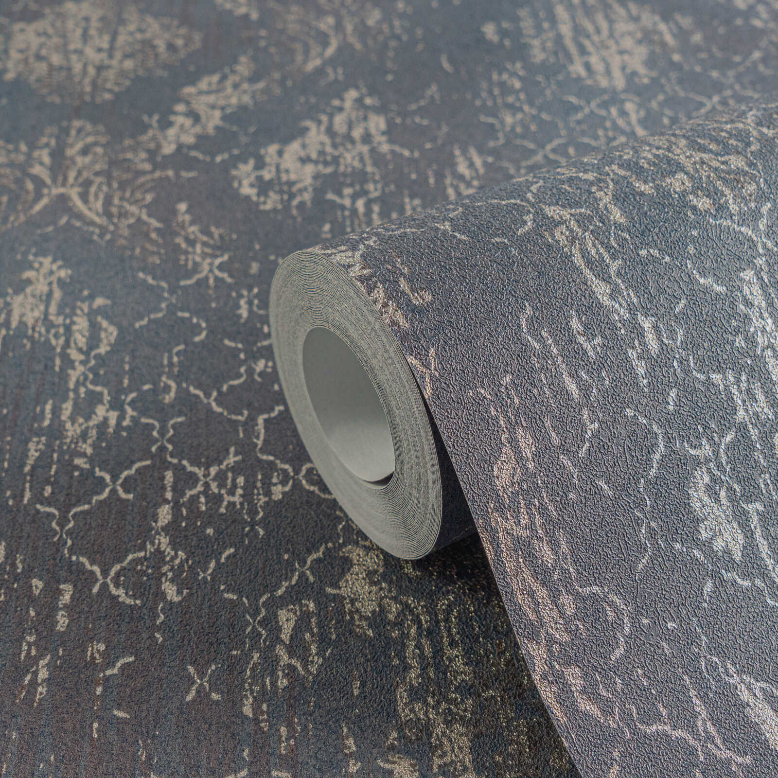Detailreiche Vliestapete mit schimmernden Ornamenten und feiner Struktur – Blau, Silber, Metallic