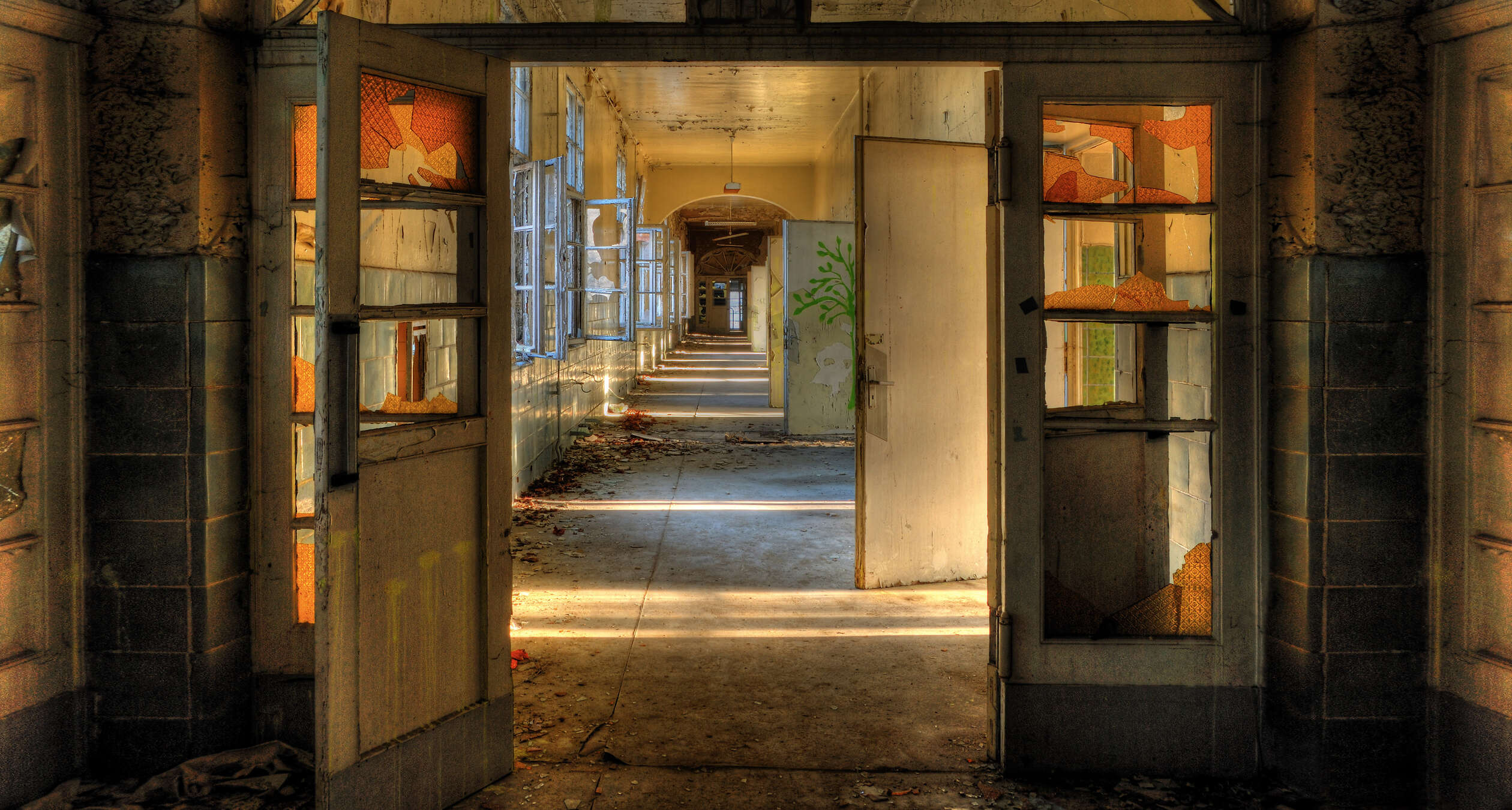 verlassen, verlassenes-gebäude, korridor, graffiti, staub