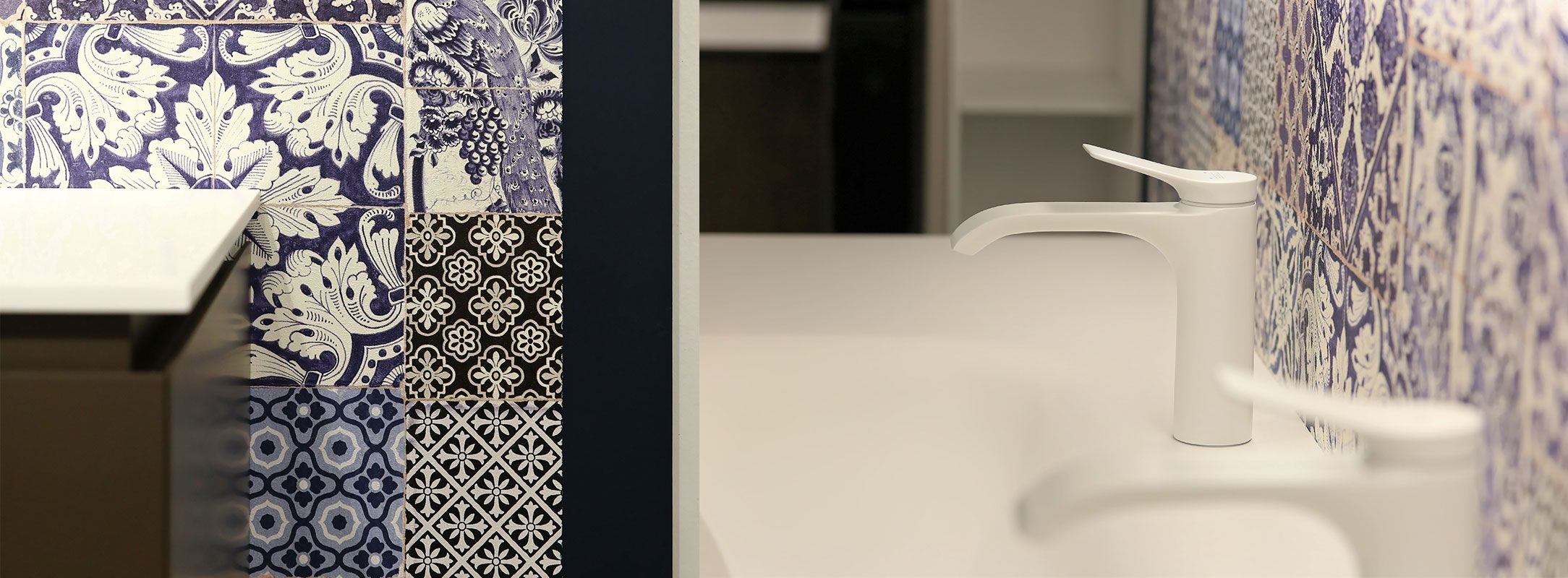 Blaue-Fliesen-Tapete-Badezimmer