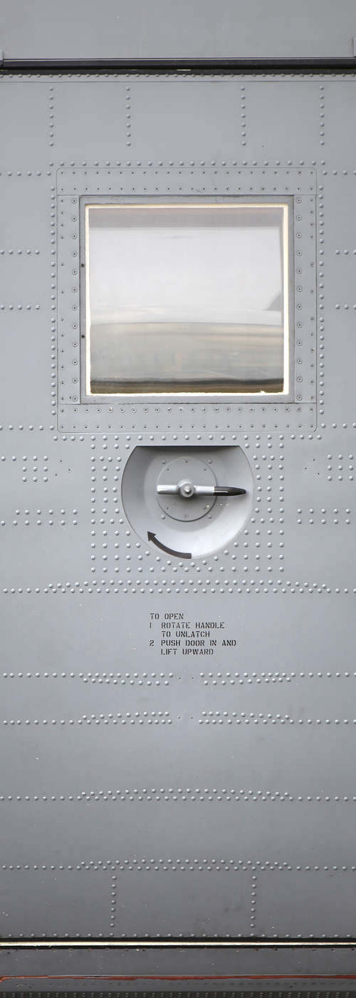 metallplatte, gerippelt, kleines fenster, zugangsklappe, werkzeuggriff