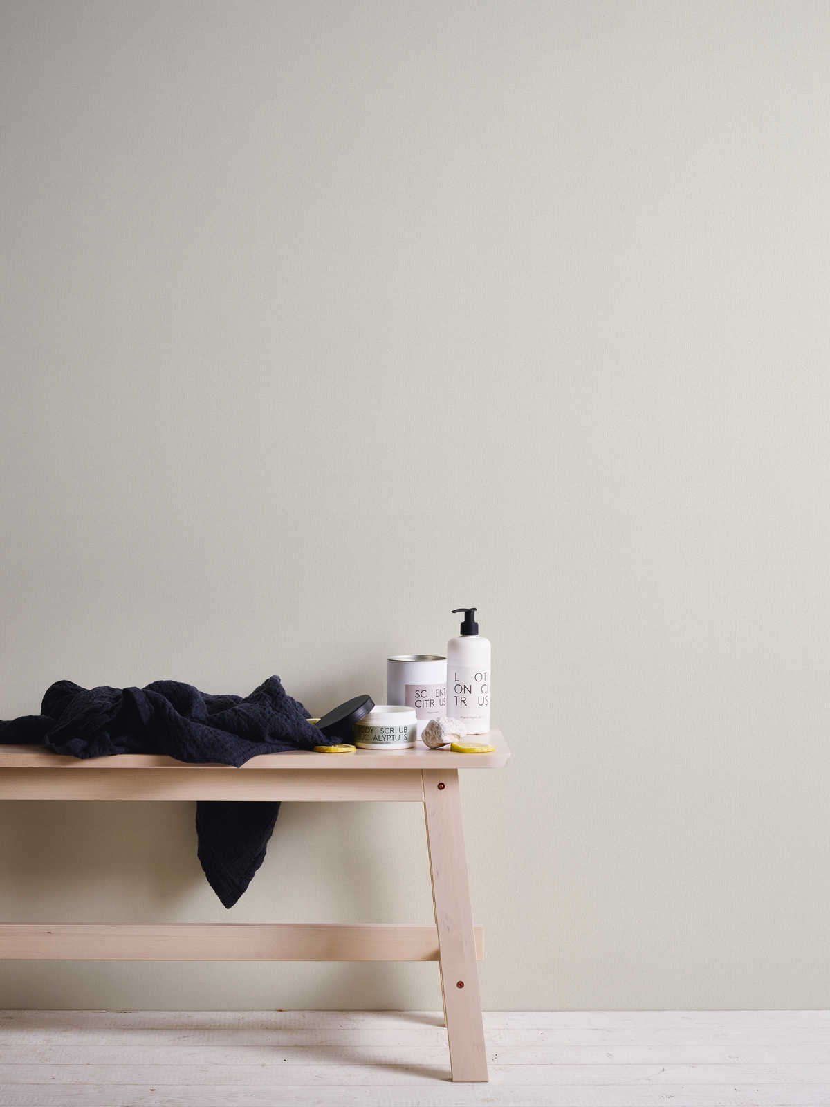 Tisch, Badezimmer, Pflegeprodukte, Pumpflasche, Gläser