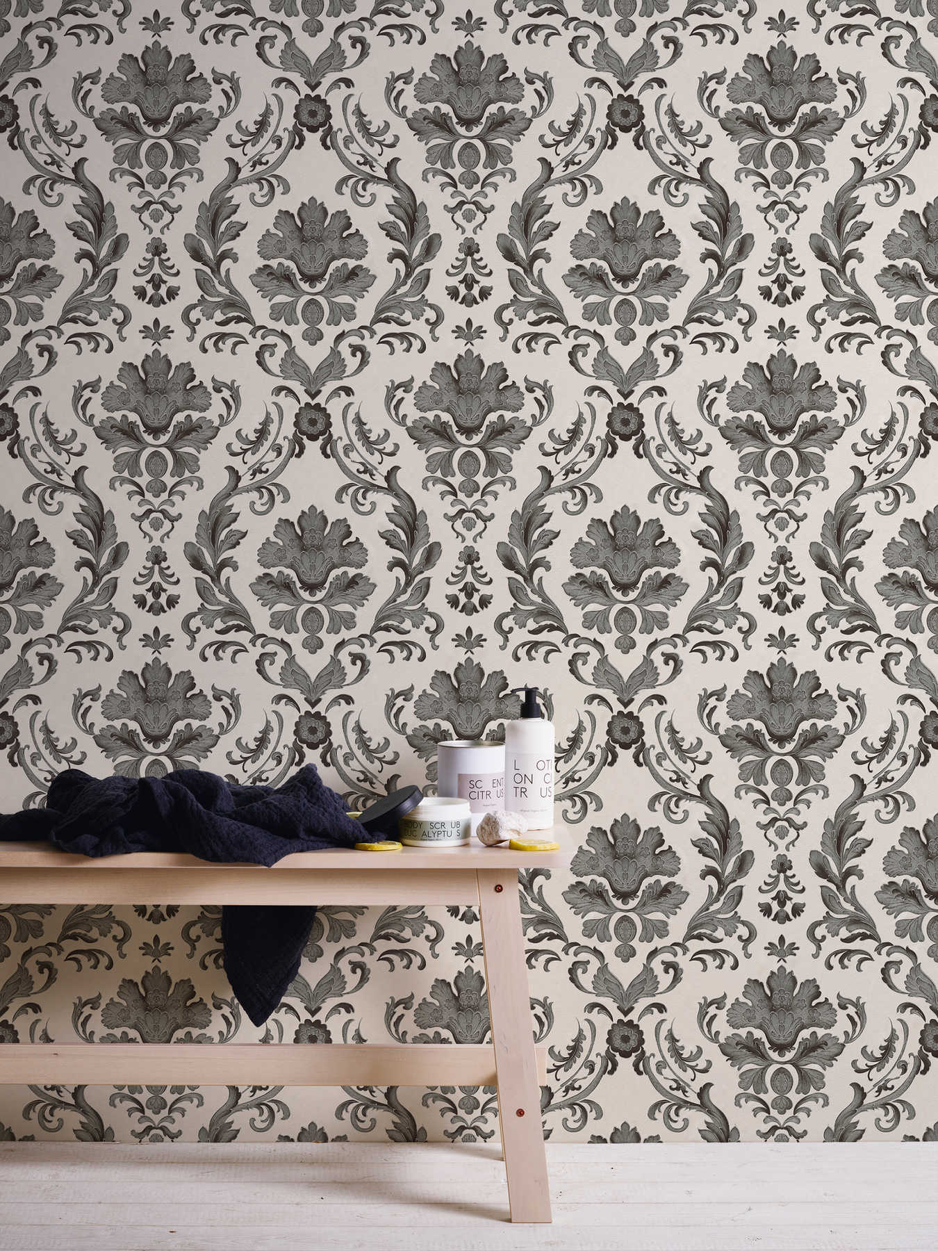             Tapete mit detaillierten Ornamenten im floralen Stil – Schwarz, Weiß
        