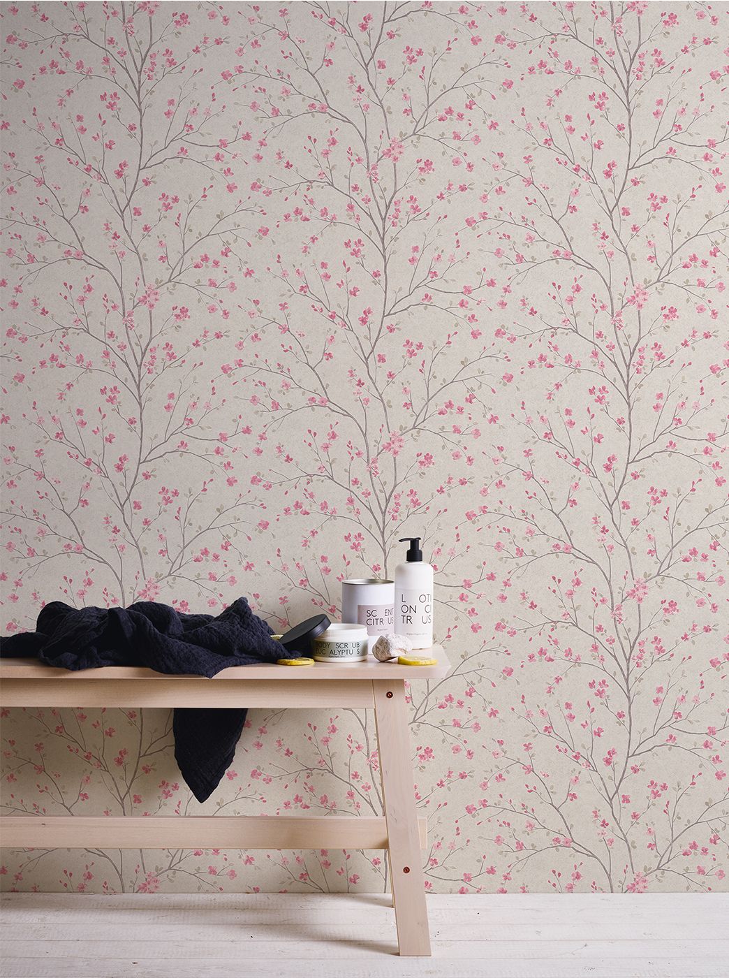 Badezimmer mit Tapete im Asian Style, Kirschblüten, Rosa Braun Weiß