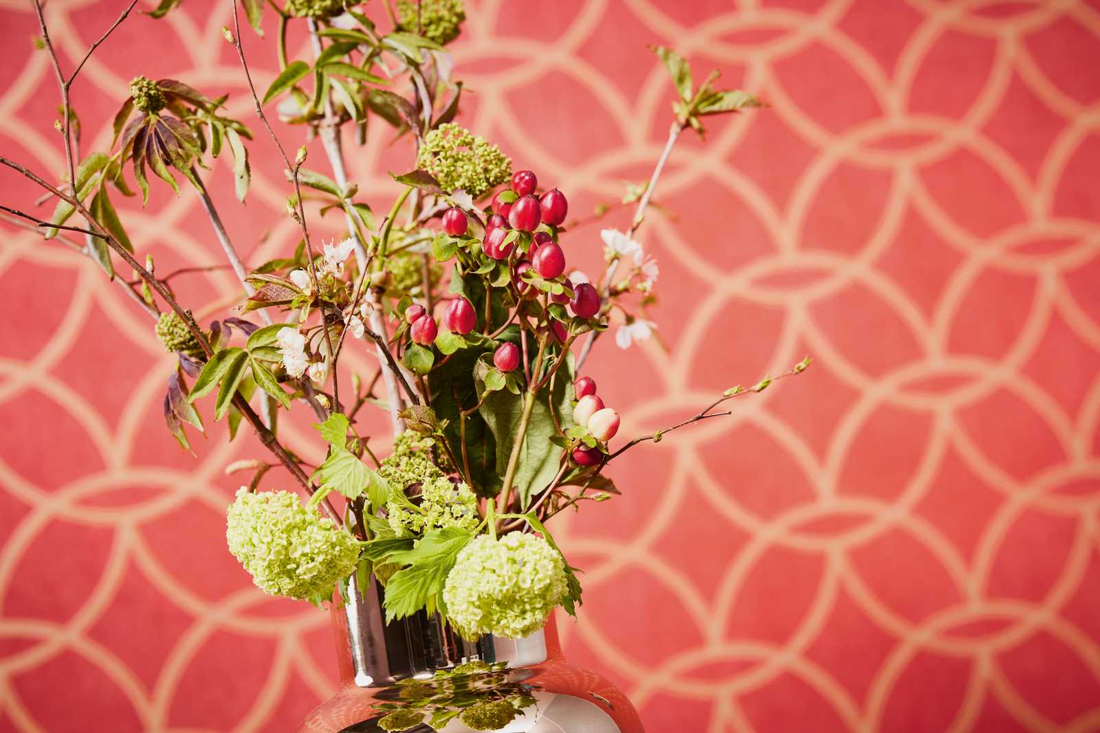 Vliestapete geometrisches Goldmuster &amp; Schimmer-Effekt – Rot, Gold