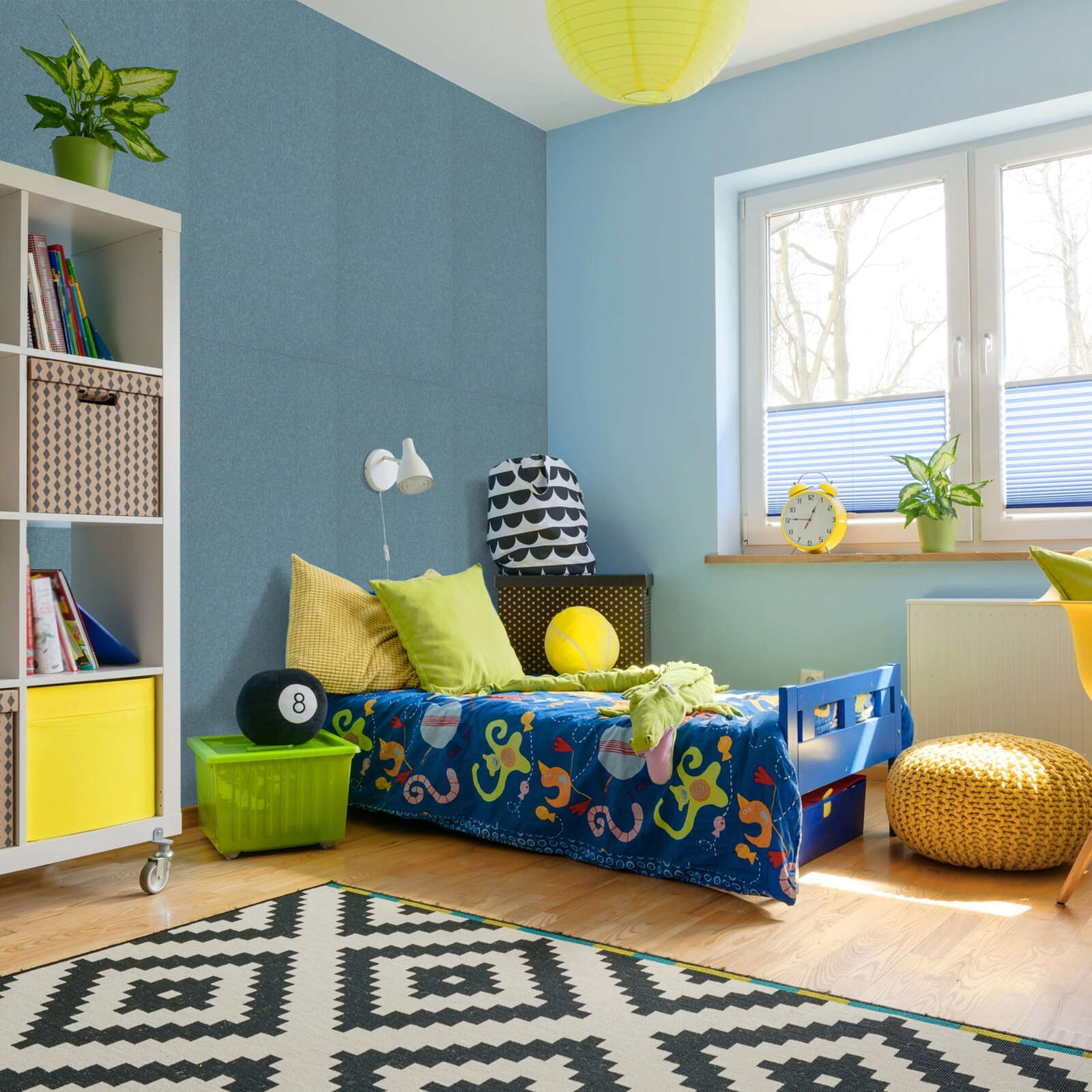 Kinderzimmer, Bett, Spielzeugball, Kissen, Teppich